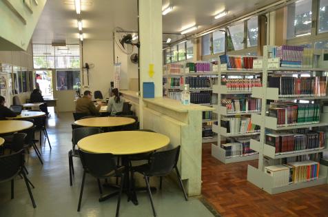 Estudantes da UFU em biblioteca instalada em prédio cedido pela prefeitura de Patos de Minas