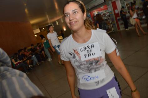 Alunos com rótulos colados no corpo