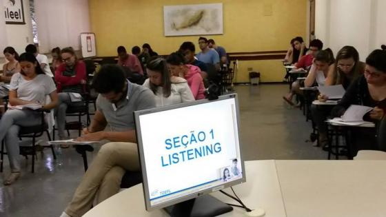 Aulas presenciais preparam o aluno para exame TOEFL