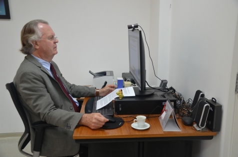 Reitor da UFU, Valder Steffen, durante encontro on line com representantes da Malásia