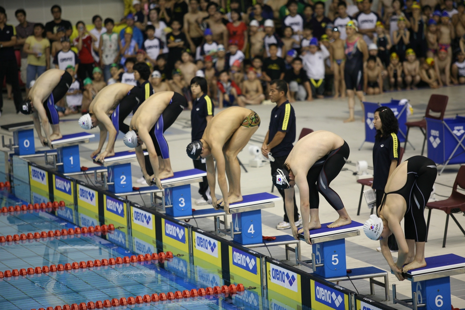 Atletas da natação esperando para pular na piscina
