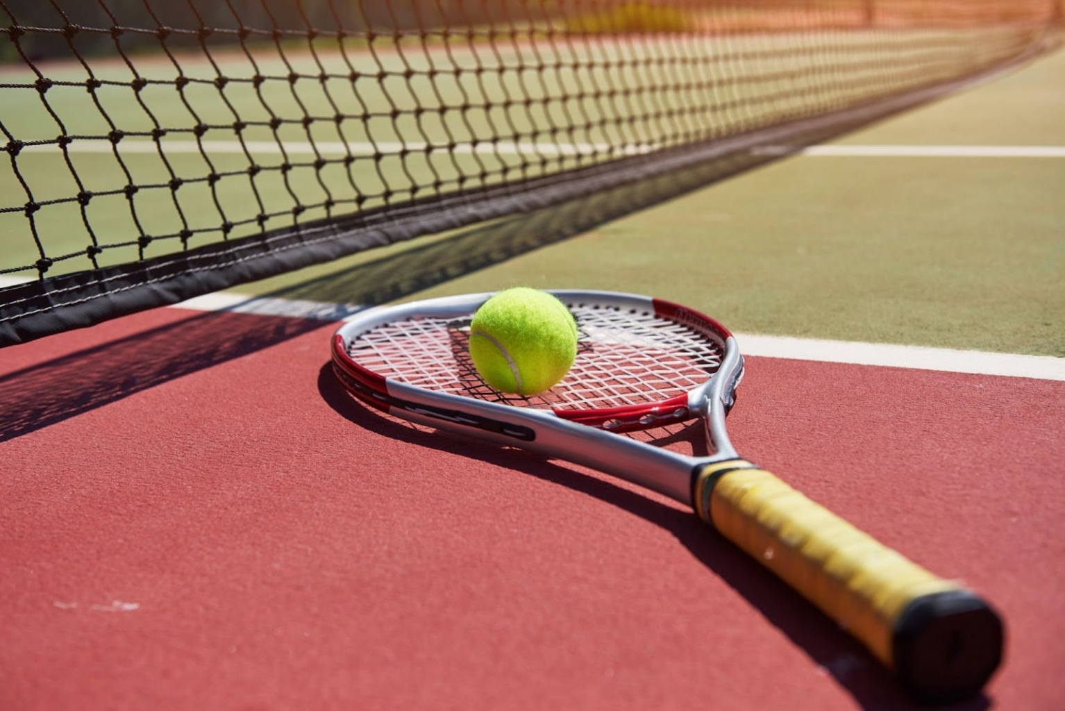 Bola e raquete na mão: é hora do tênis de campo