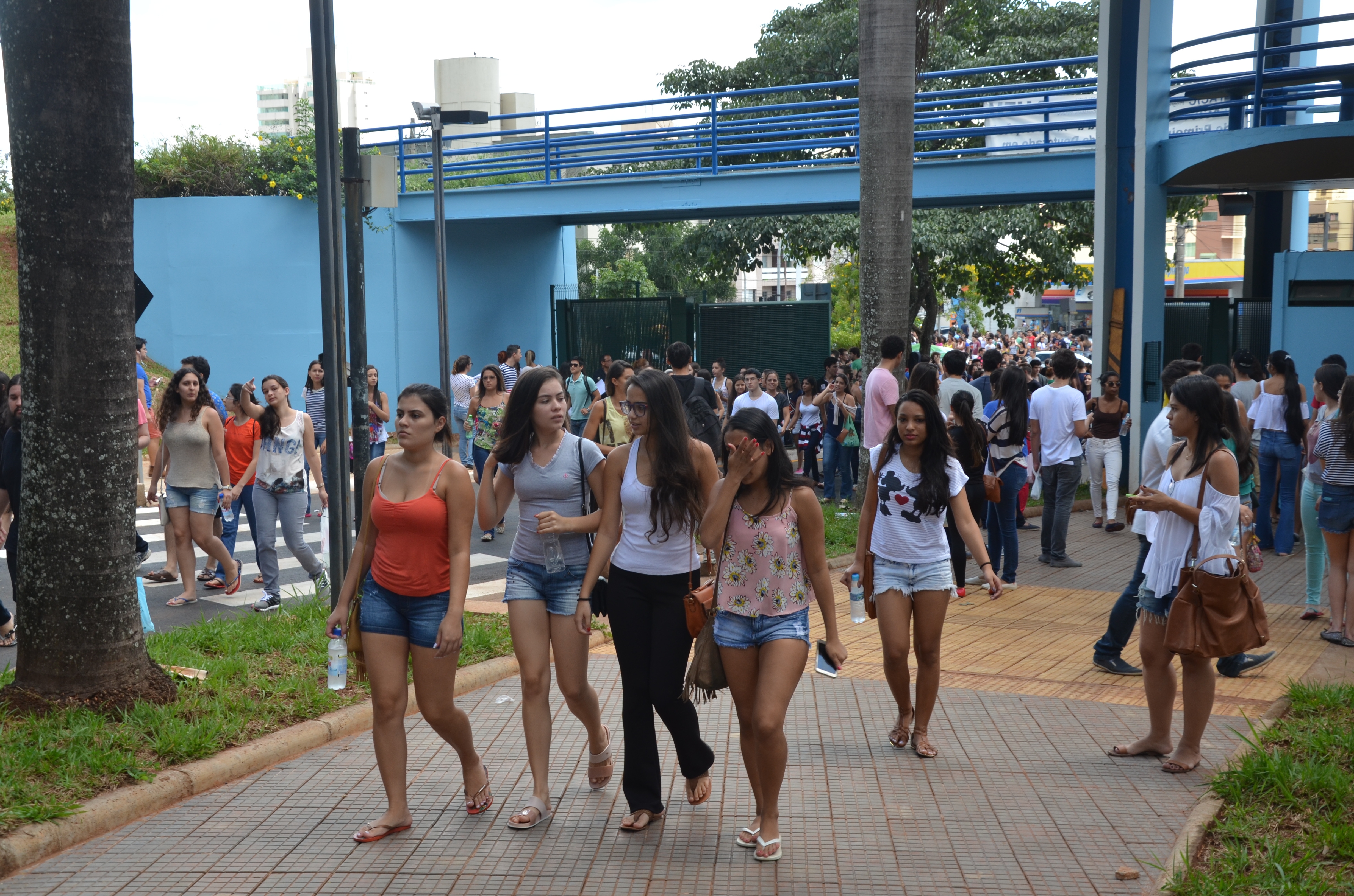 Candidatos que fizeram provas no Campus Santa Mônica da UFU, neste domingo, 3 de abril (Foto: Milton Santos)