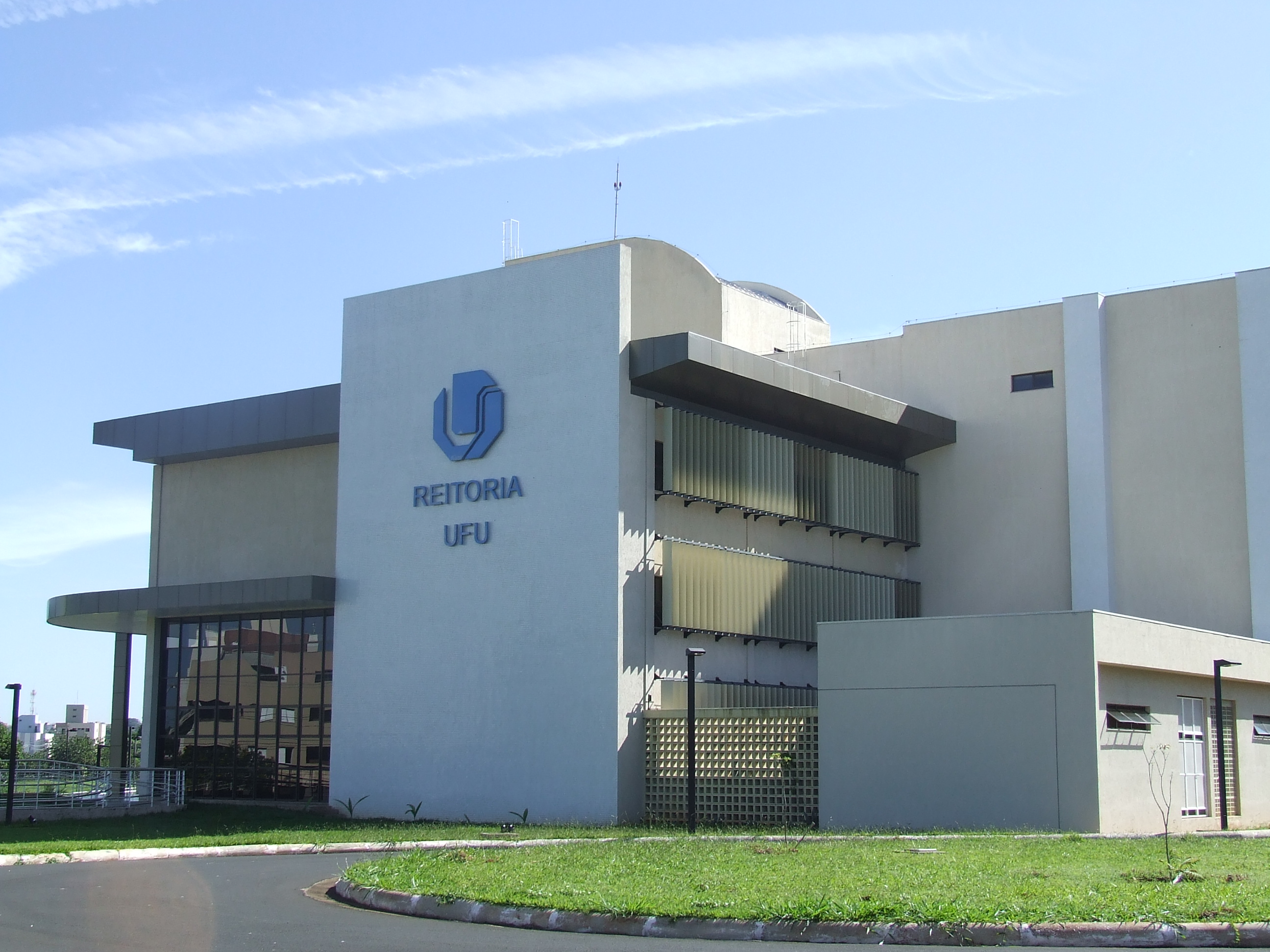 Imagem da fachada da Reitoria da UFU
