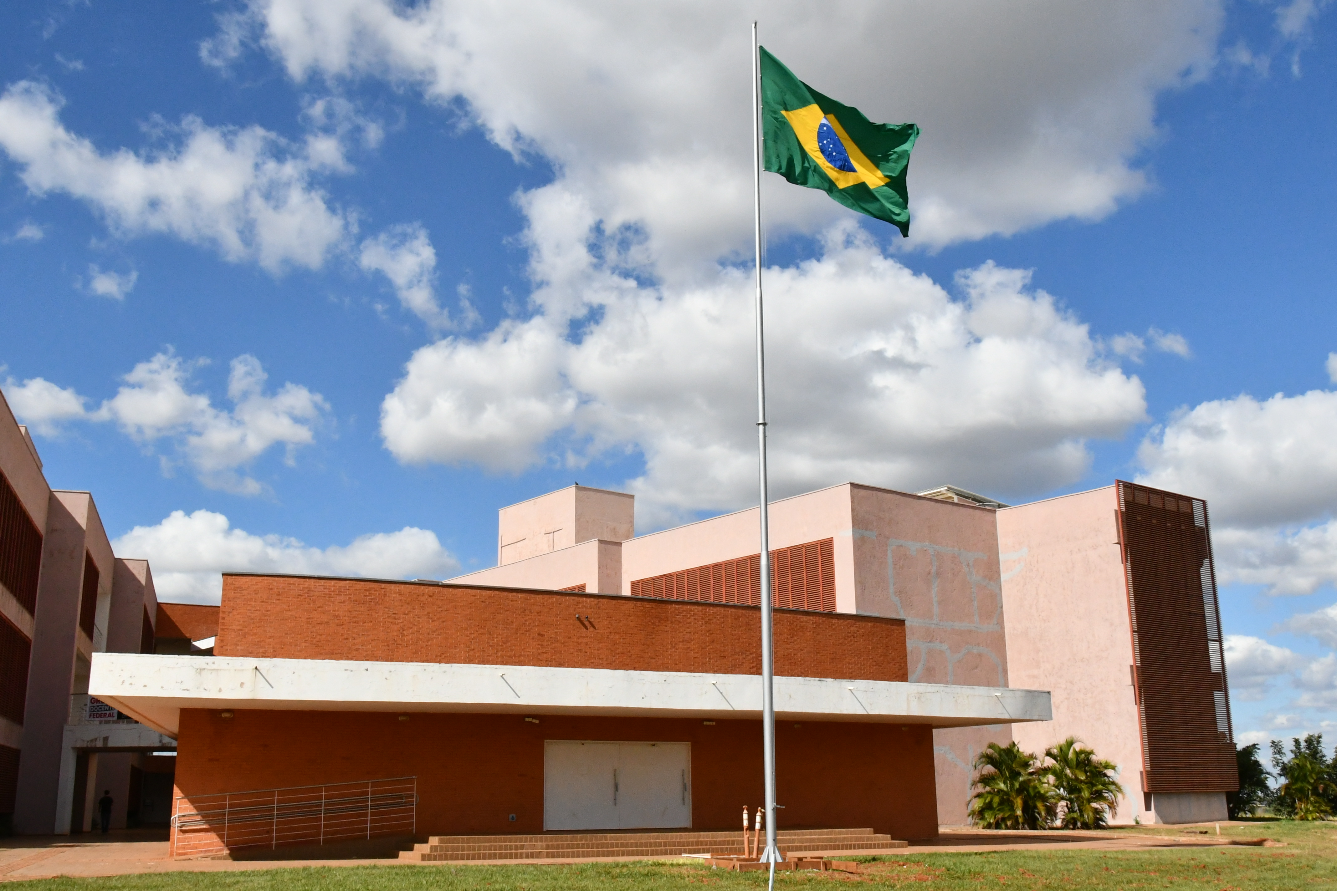 Mastro com a bandeira do Brasil no Campus Glória. (Foto: Milton Santos)