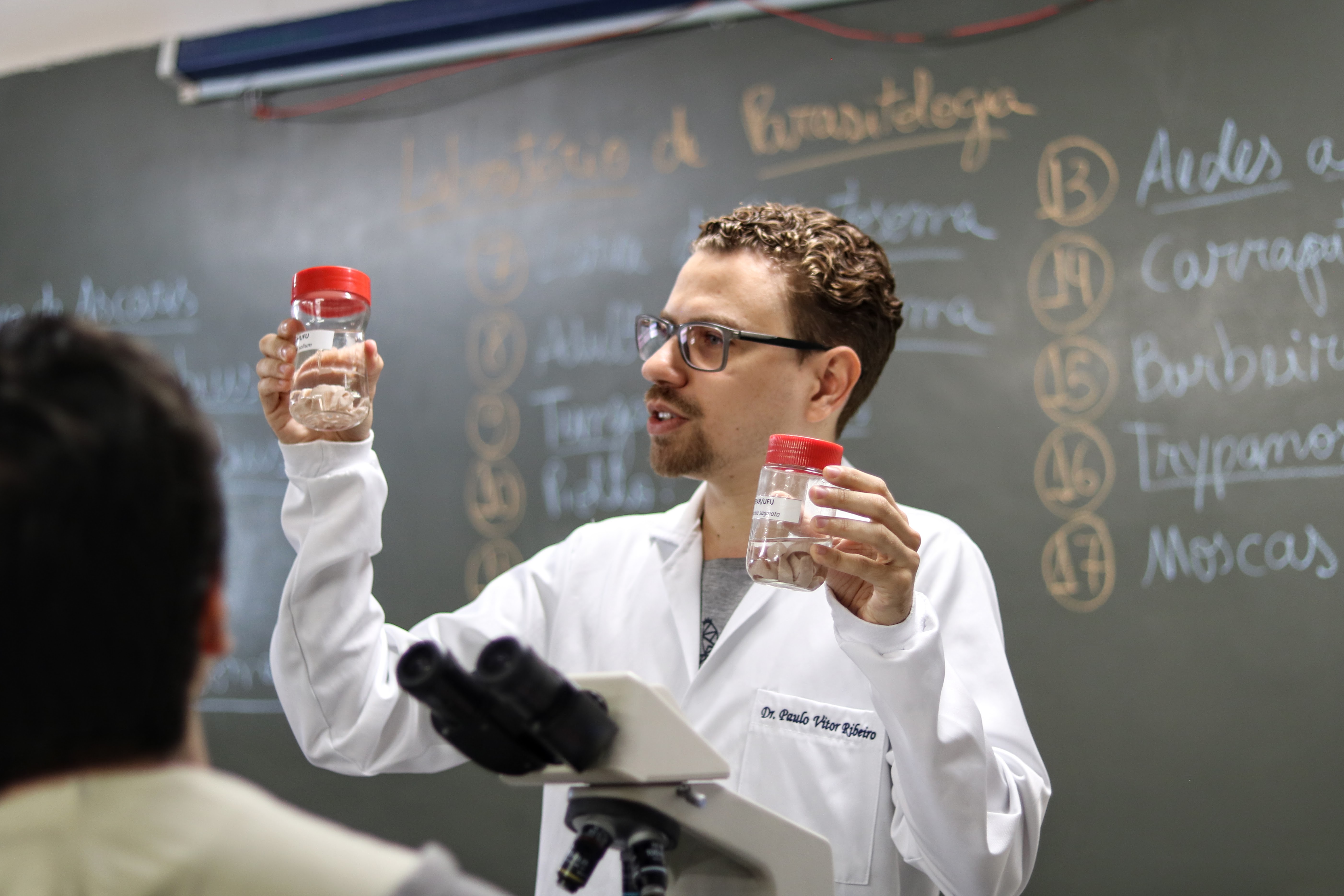 Professor em aula prática de patologia