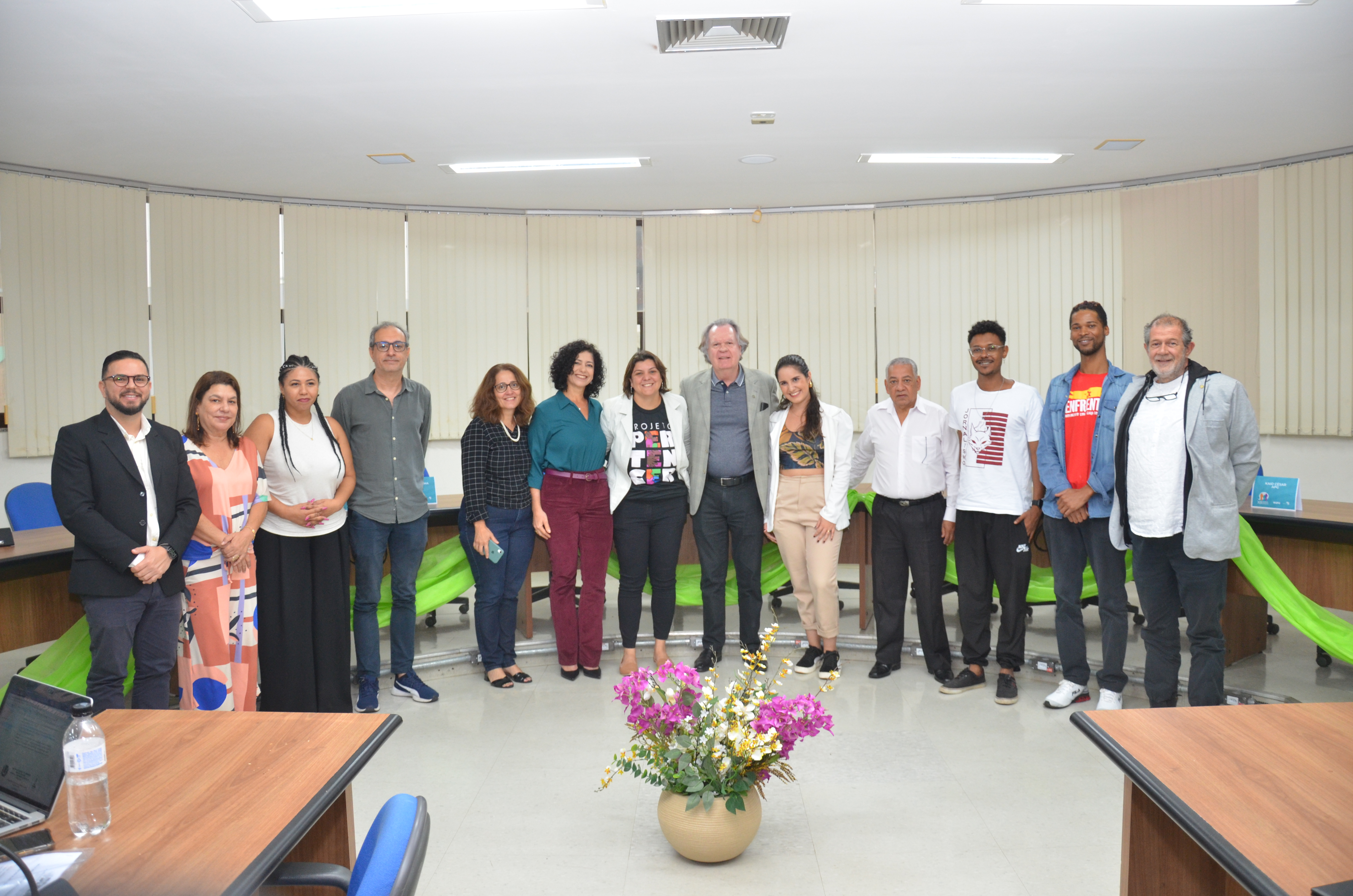 Imagem mostra grupo de pessoas posando para a foto.