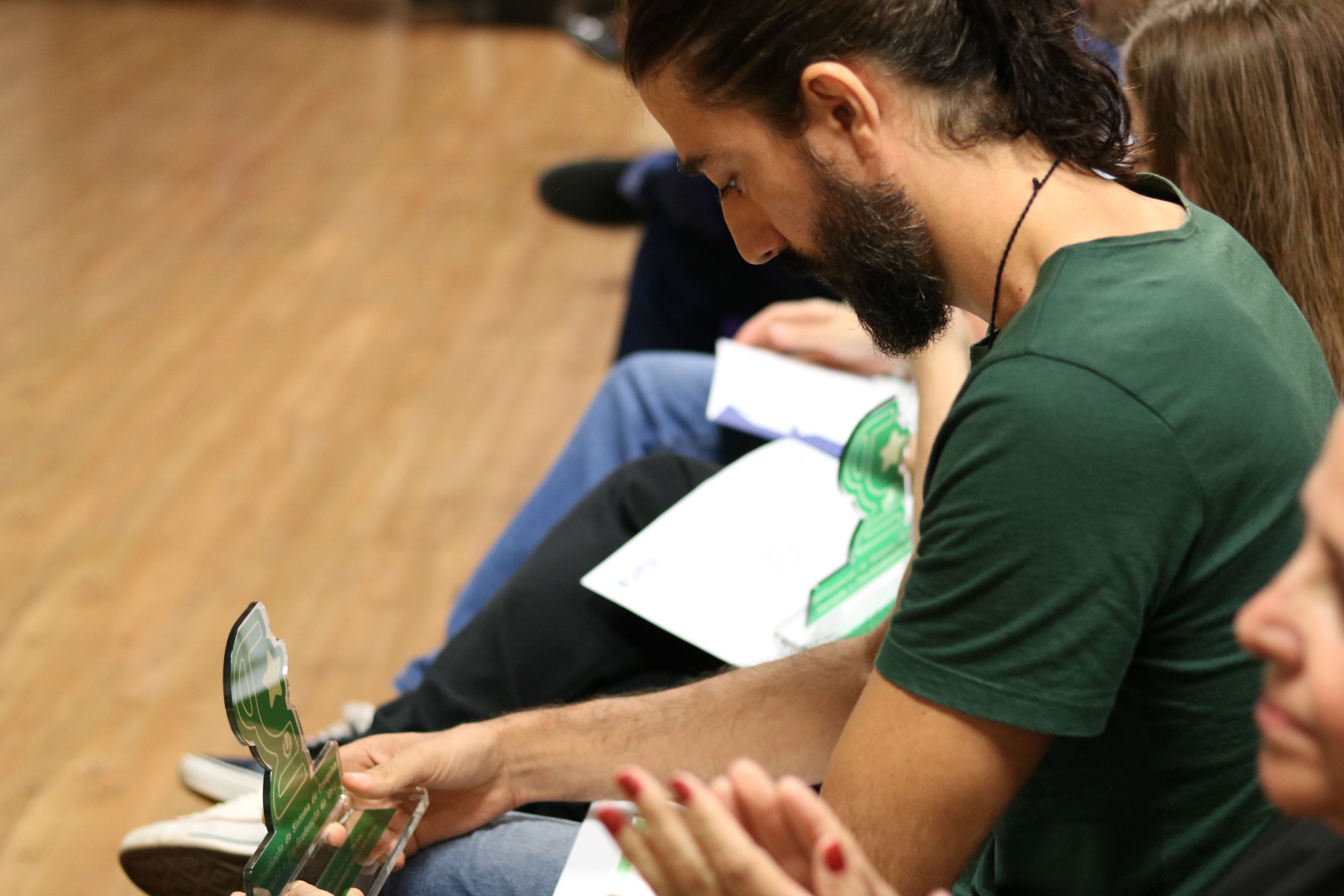 Cientista observa troféu