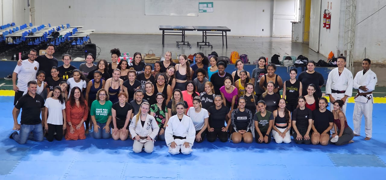 Estudantes posando para foto em um dos ginásios da UFU, campus Educação Física