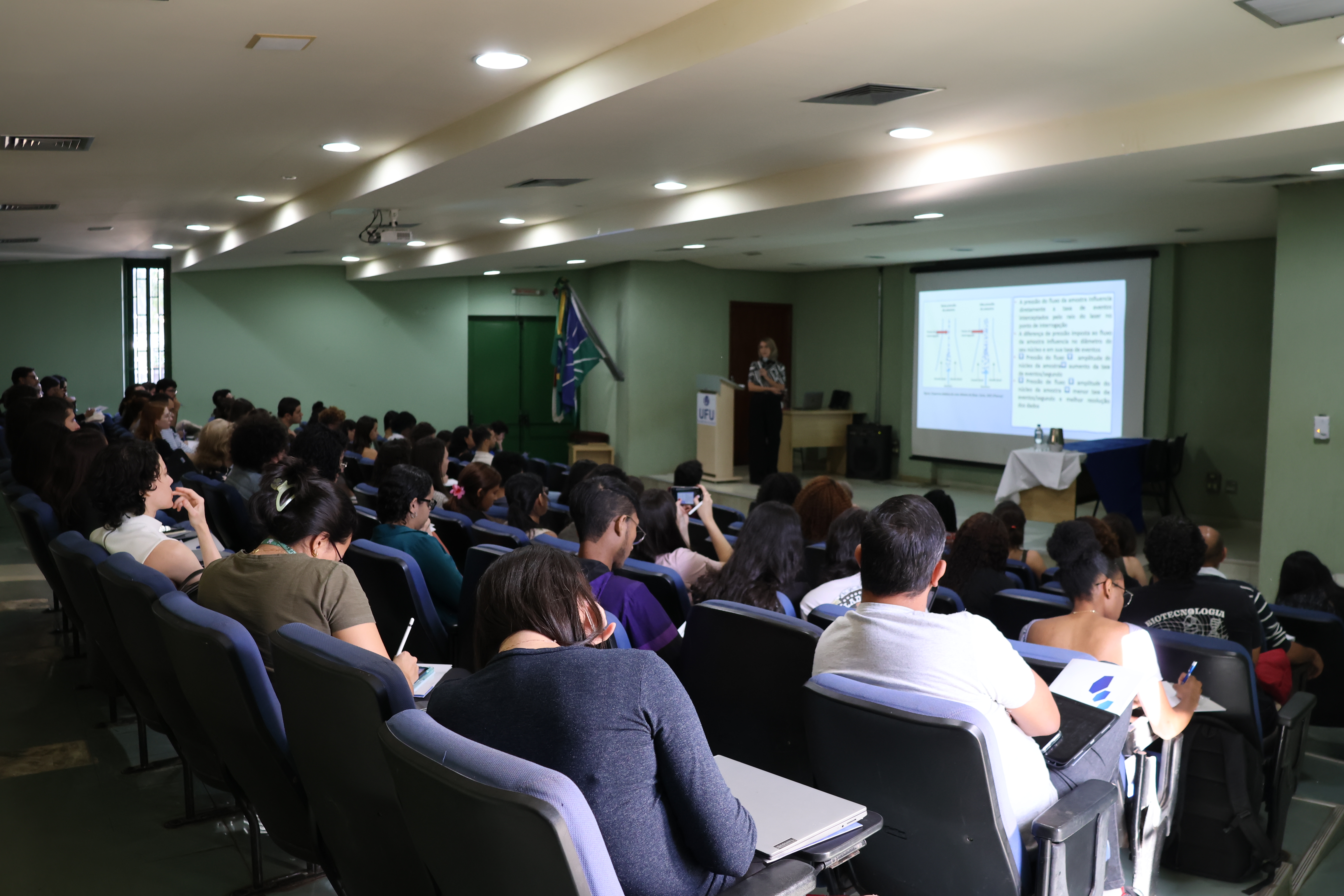 Auditório do bloco 4K, Campus Umuarama da UFU, cheio em uma palestra sobre citometria