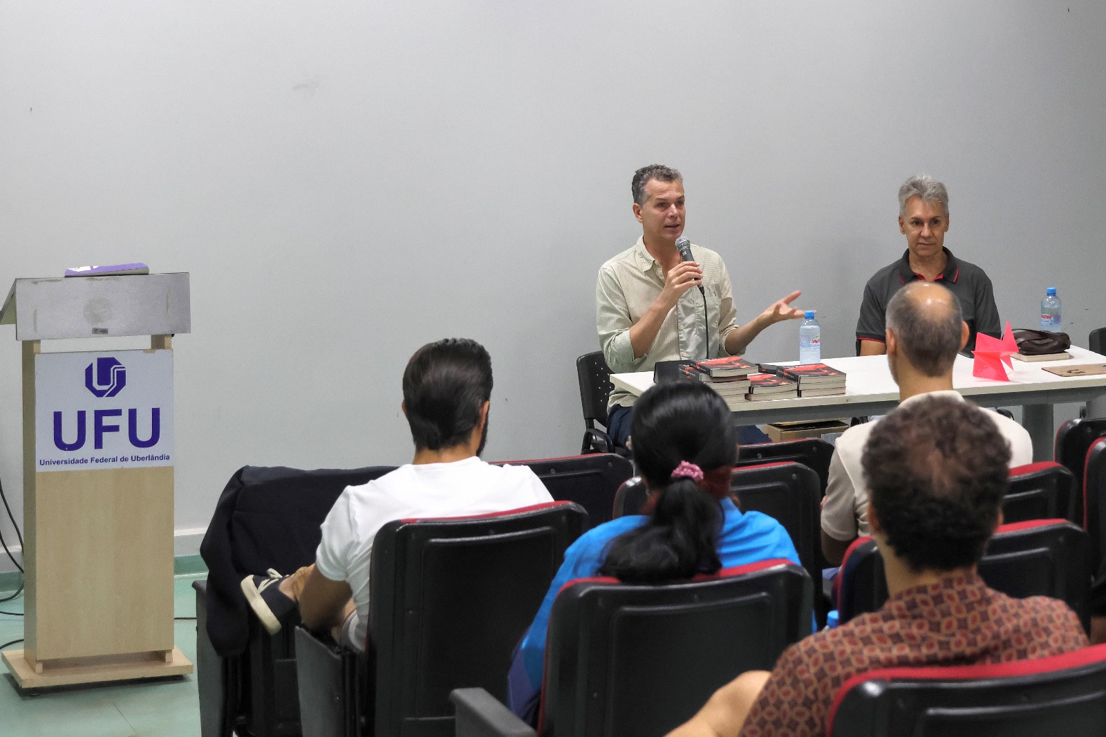 O encontro com Schwartz teve foco em duas obras do artista: a performance La Bête e o livro “A nudez da cópia imperfeita” (foto: Marco Cavalcanti)