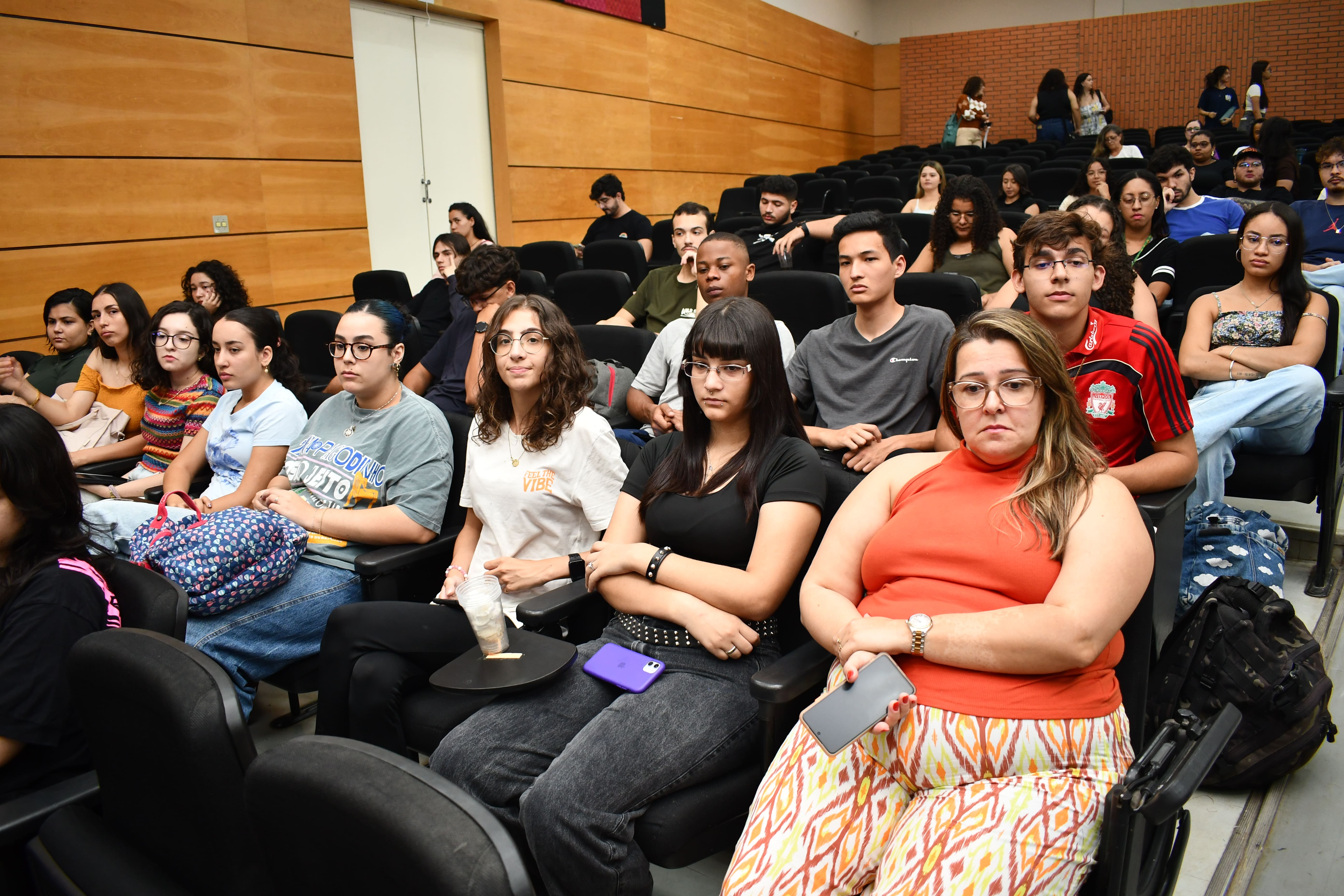 estudantes na plateia