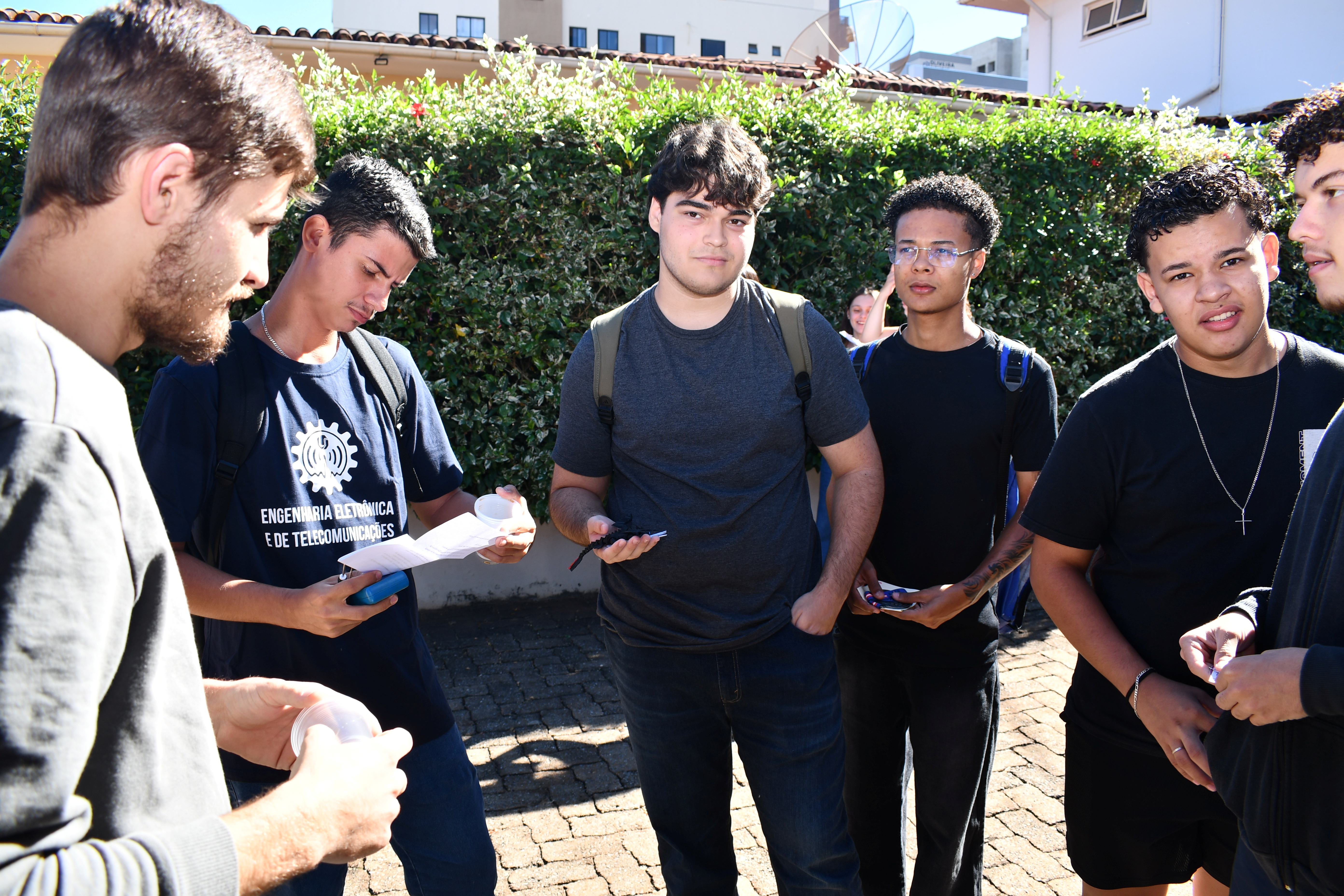 Estudantes reunidos aguardando o início do Agita Estudantil