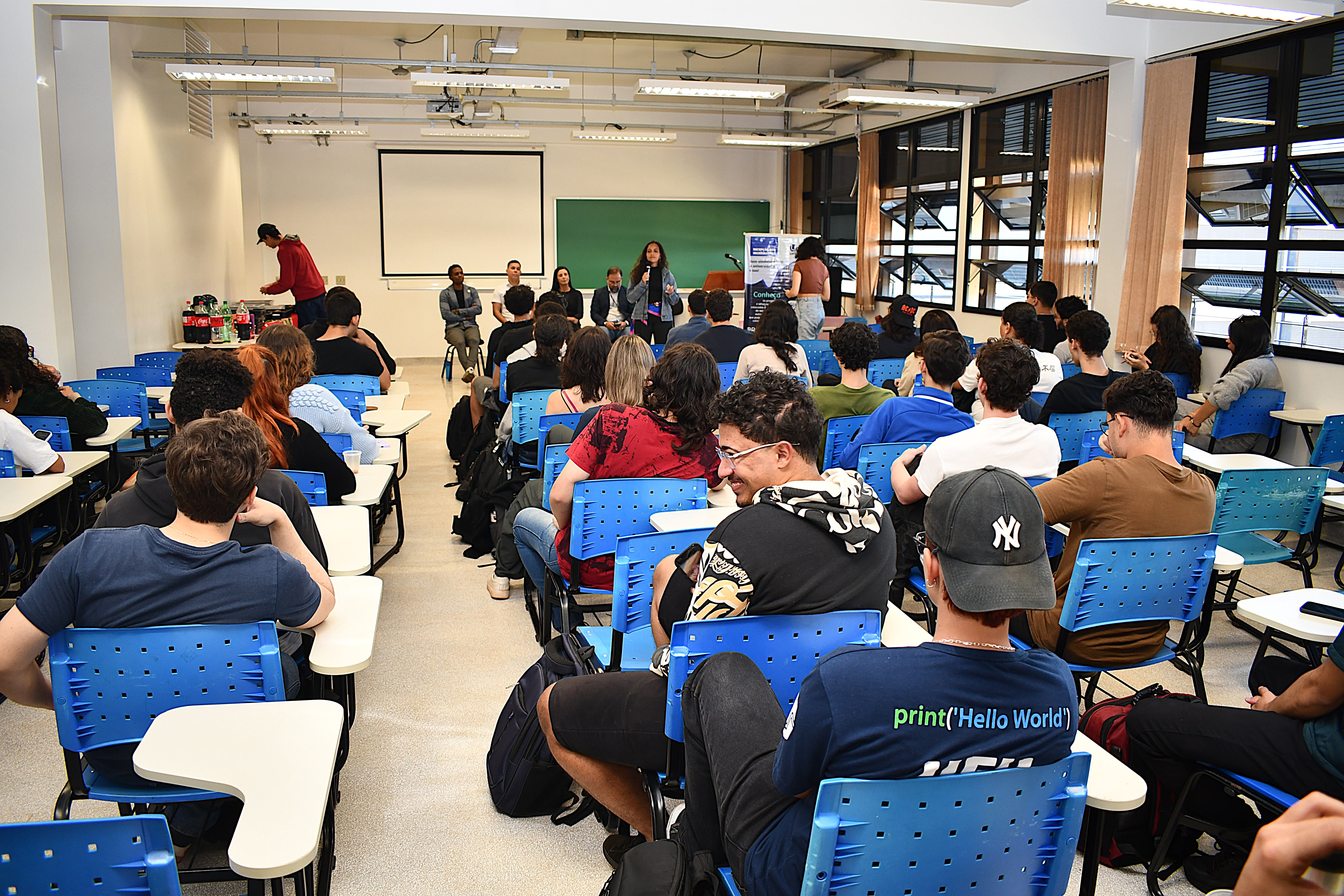 Estudantes e mesa diretiva durante o Agita Estudantil