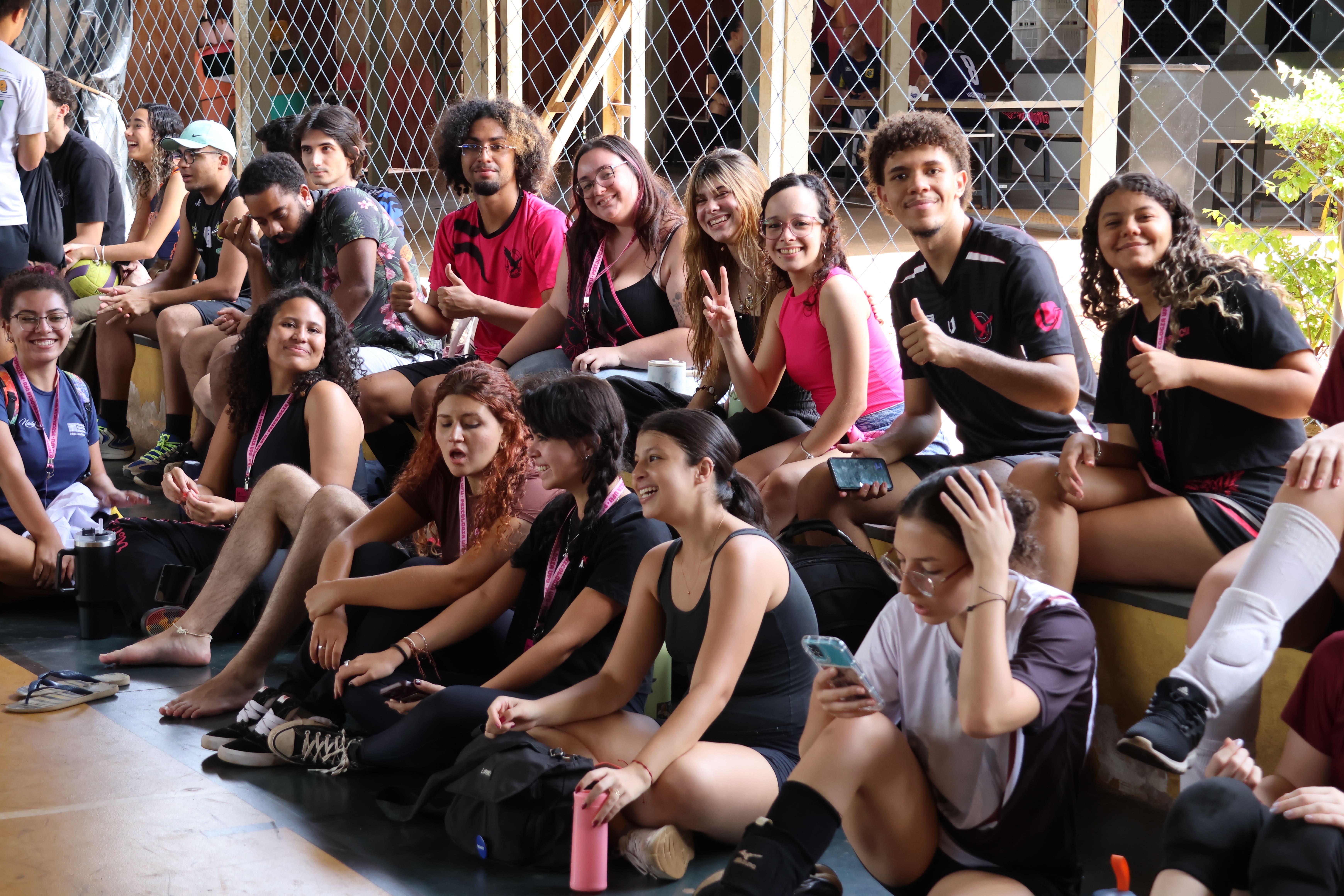 Alunos da UFU reunidos nas quadras da Eseba durante a competição de vôlei