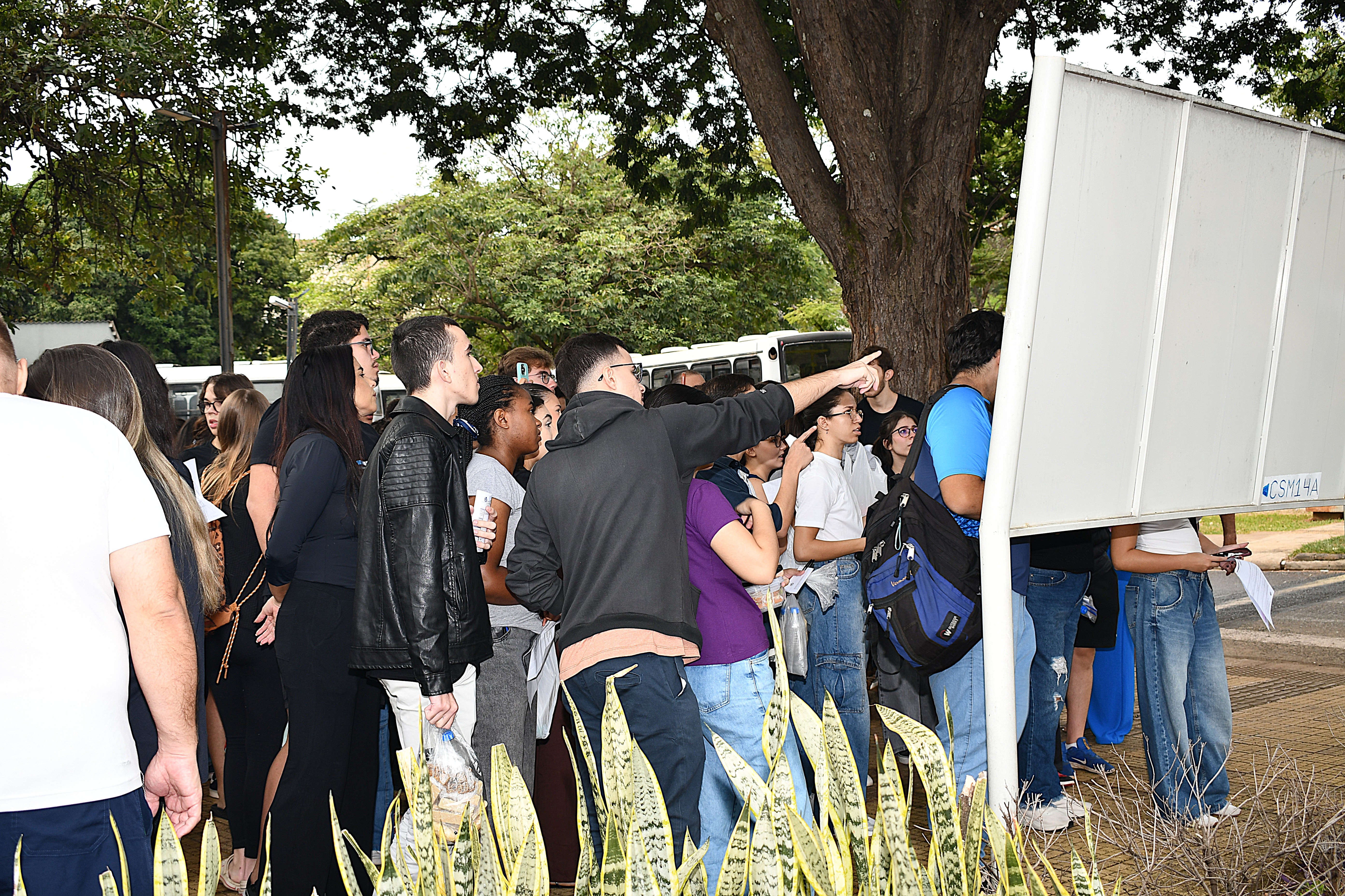 Vestibulandos se localizando pelo mapa da UFU