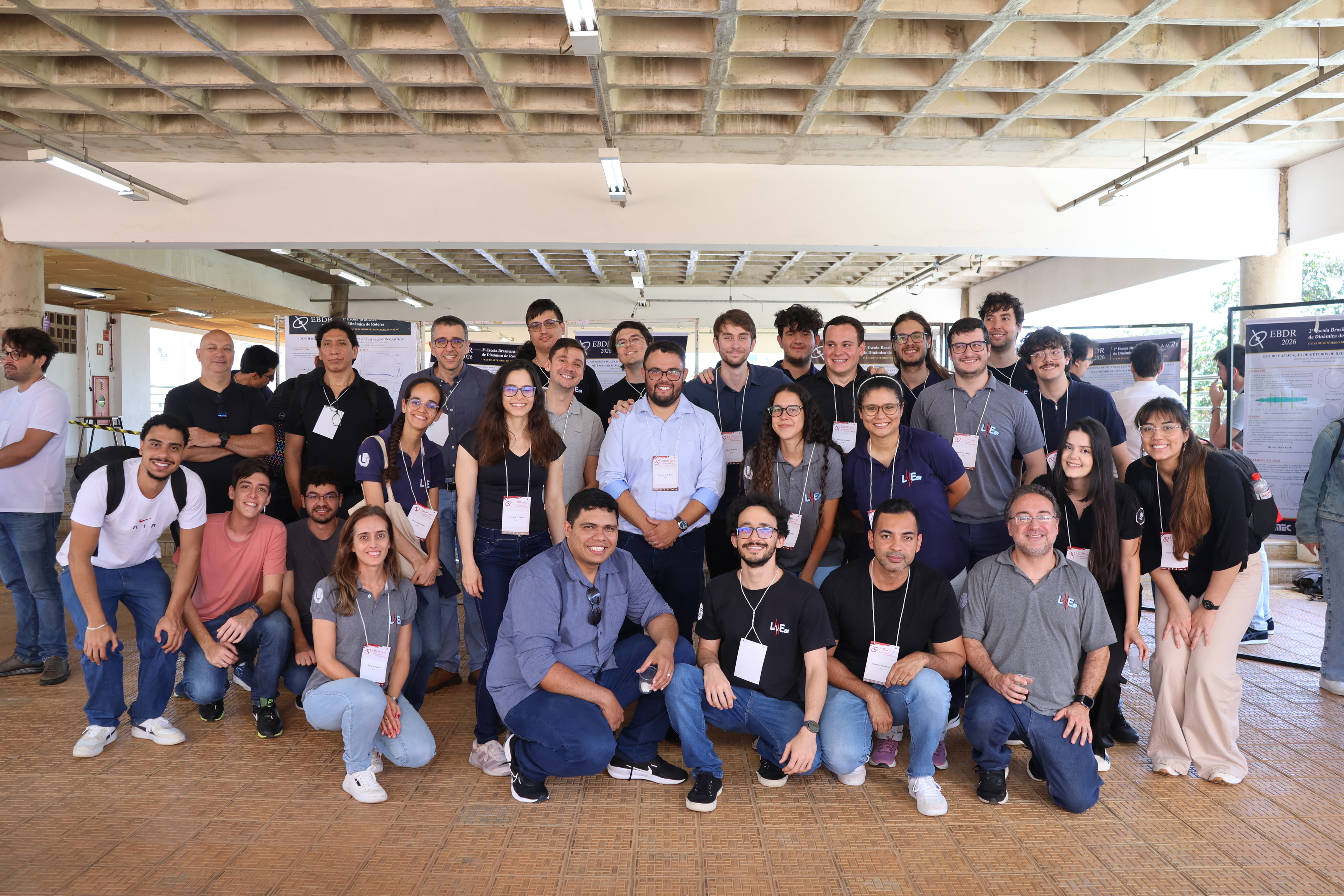 Participantes do Laboratório de Mecânica de Estruturas da UFU posando para a foto juntos no evento