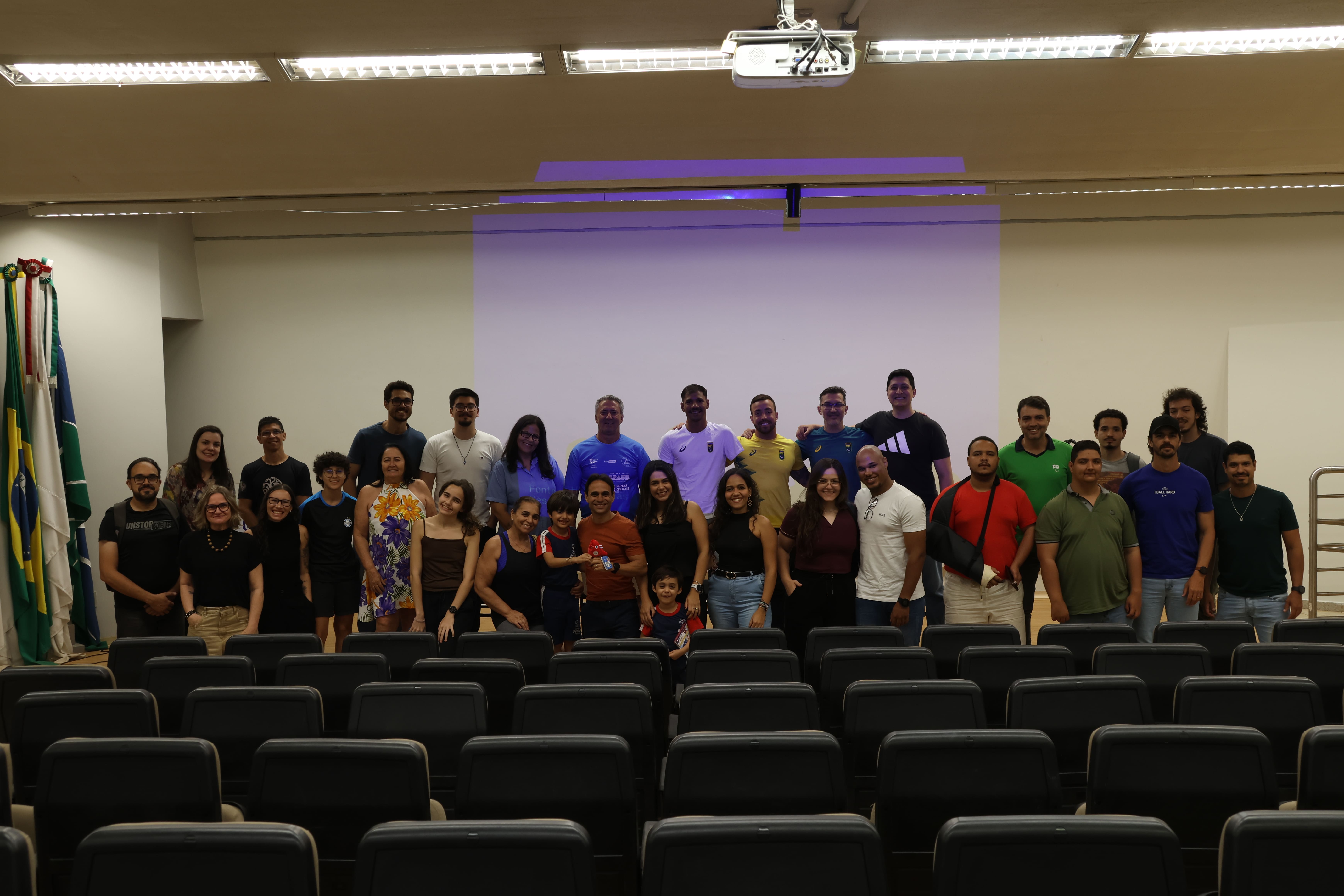 Foto reunindo todos os participantes do evento em frente ao palco no anfiteatro
