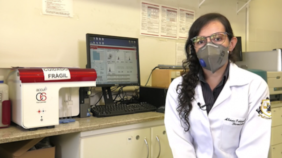 Alinne Tatiane Faria Silva é bolsista de doutorado pela CAPES e pesquisa diagnósticos para câncer de mama desde 2012. Foto: Alexandre Lage - CCS/CAPES)