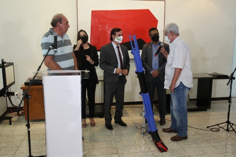 A doação aconteceu com a presença do pró-reitor de Extensão e Cultura da UFU, Hélder Silveira (segundo da direita para a esquerda) (foto: divulgação/Cintesp.Br)