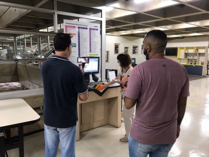 Apresentação do autosserviço de empréstimo de livros. (Foto: Divulgação/Sistema de Bibliotecas)