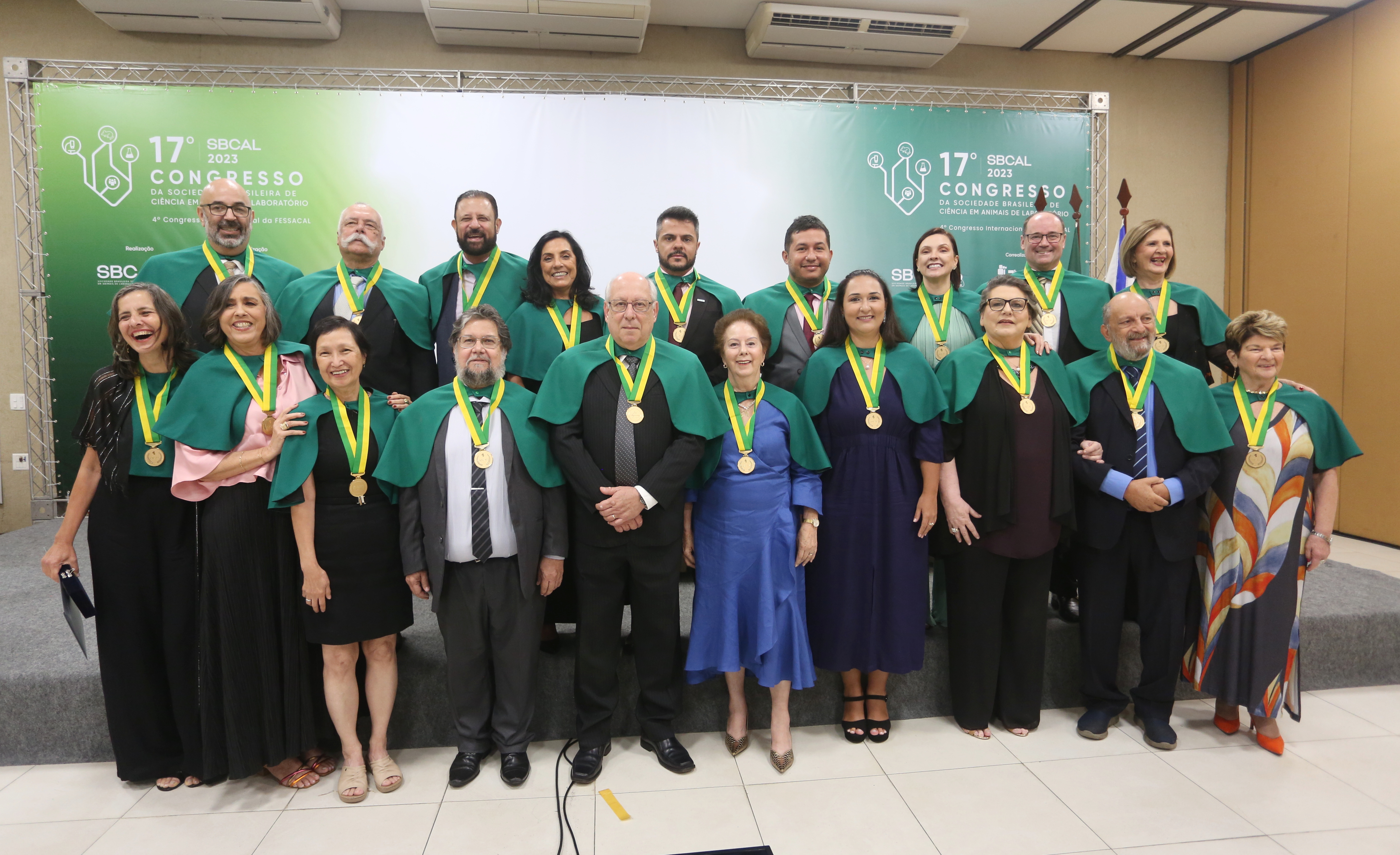 Foto colorida traz 19 pesquisadores, entre homens e mulheres, posicionados em grupo representando os nomeados para a ABCAL.