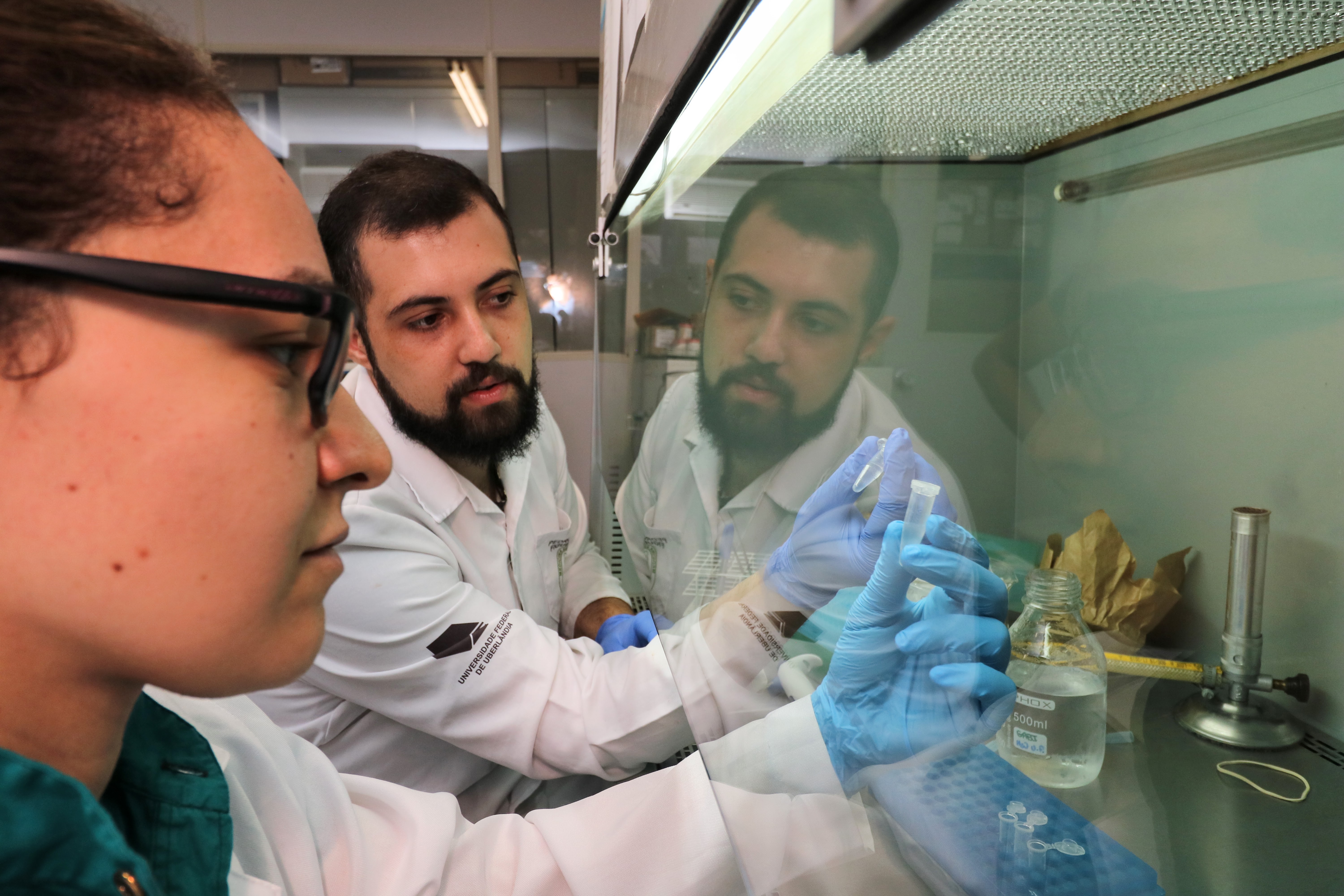 Da esquerda para a direita está Fabiana Notário e André Schlemper, pesquisadores do Laboratório de Epidemiologia Molecular Experimental da UFU.