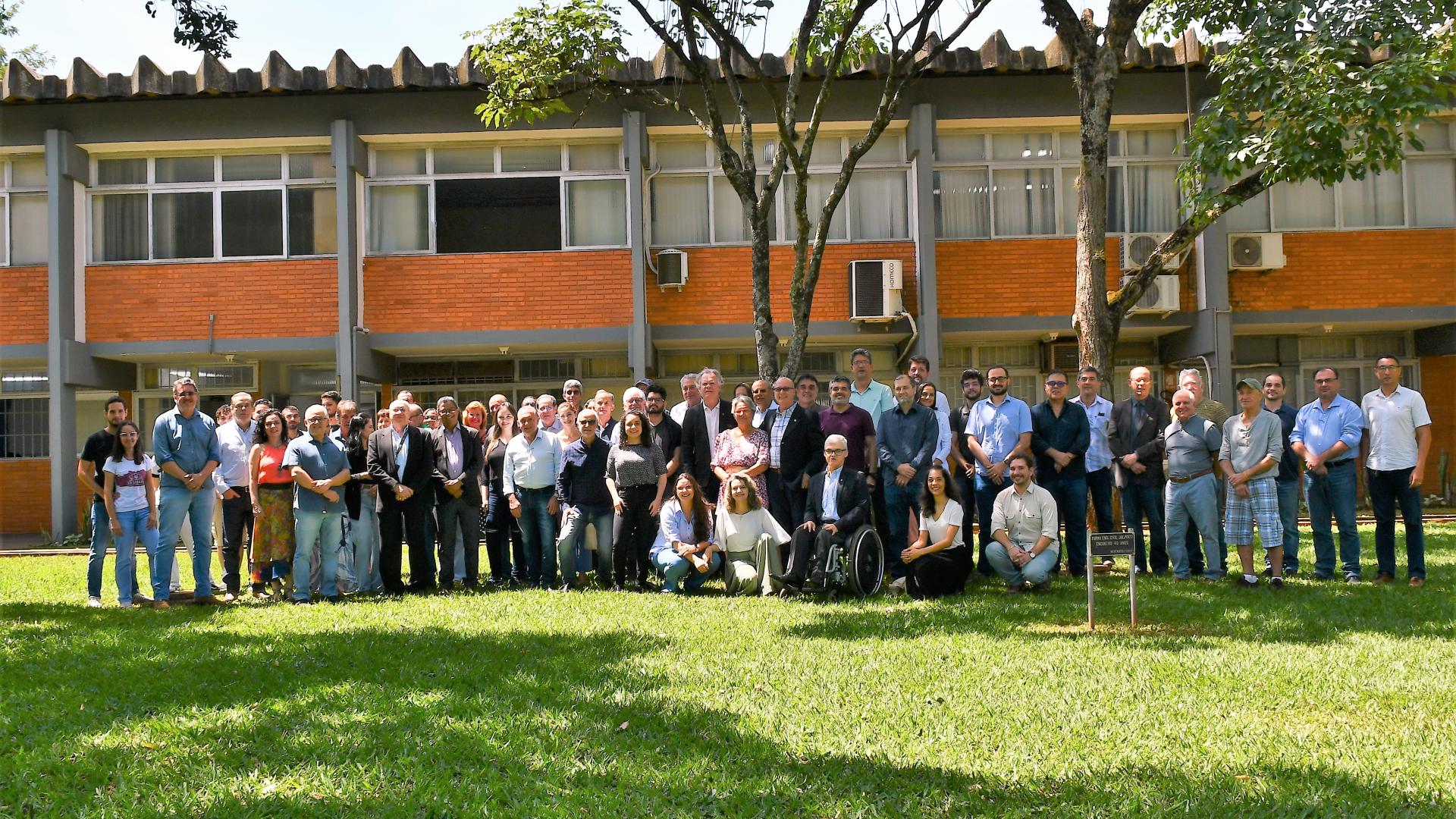  Foto de grupo reunido em frente ao bloco que sedia a Faculdade de Engenharia Civil da UFU, no Campus Santa Mônica