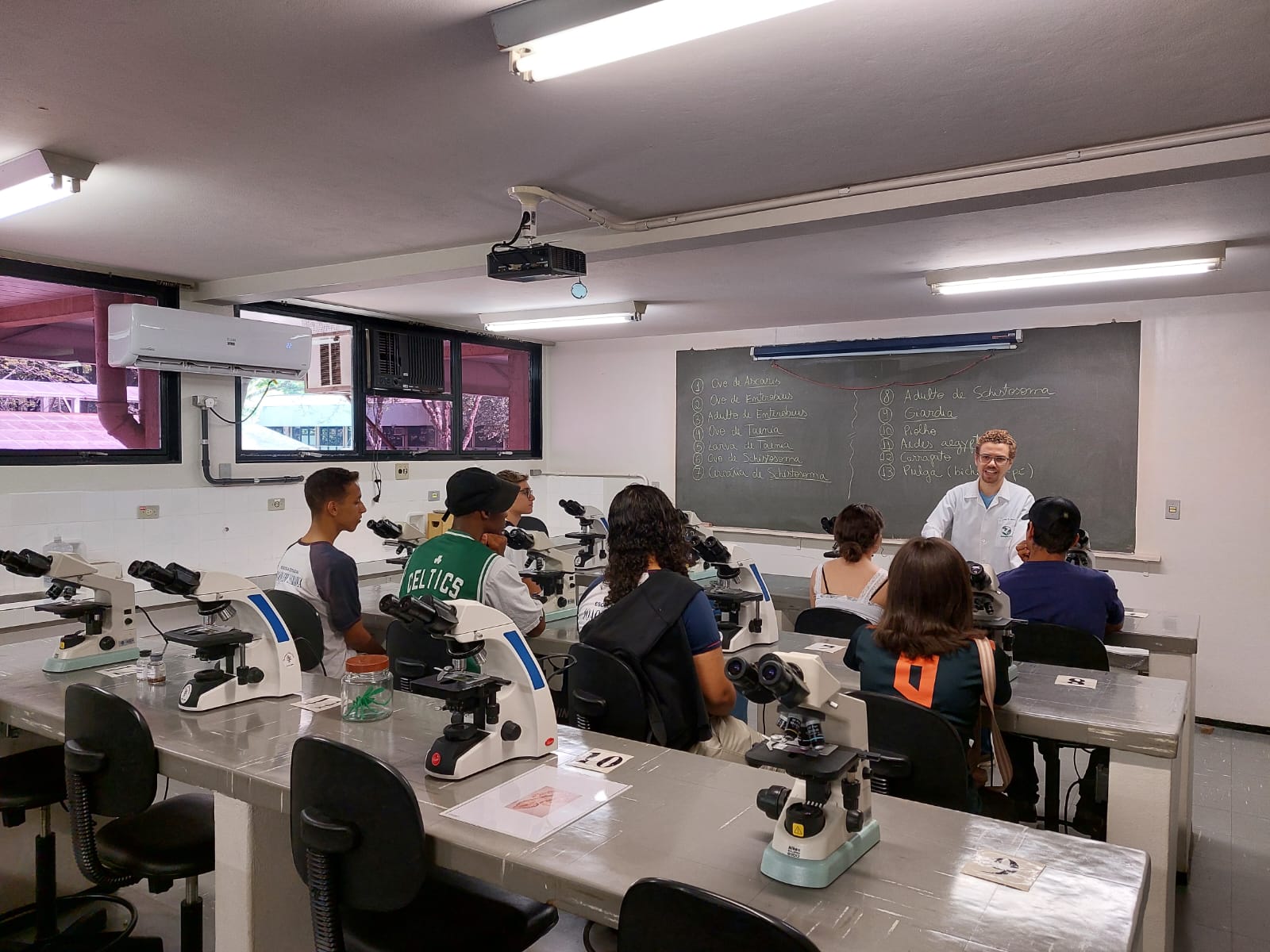 Estudantes de ensino fundamental, em visita ao Laboratório de Microbiologia da UFU