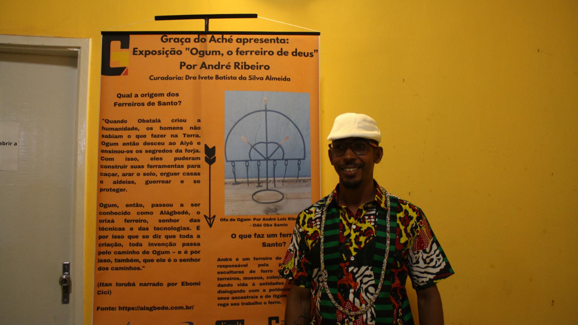 André Ribeiro, diante de um banner, durante exposição que aconteceu no Centro de Memória Graça do Aché