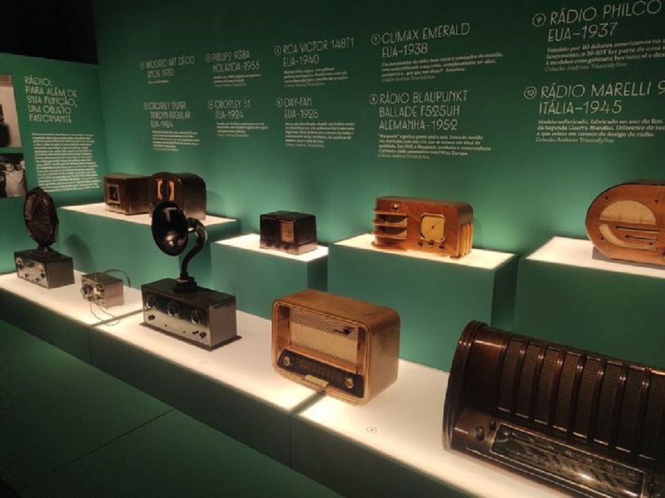Diferentes tipos de aparelhos de rádio, de anos diferentes