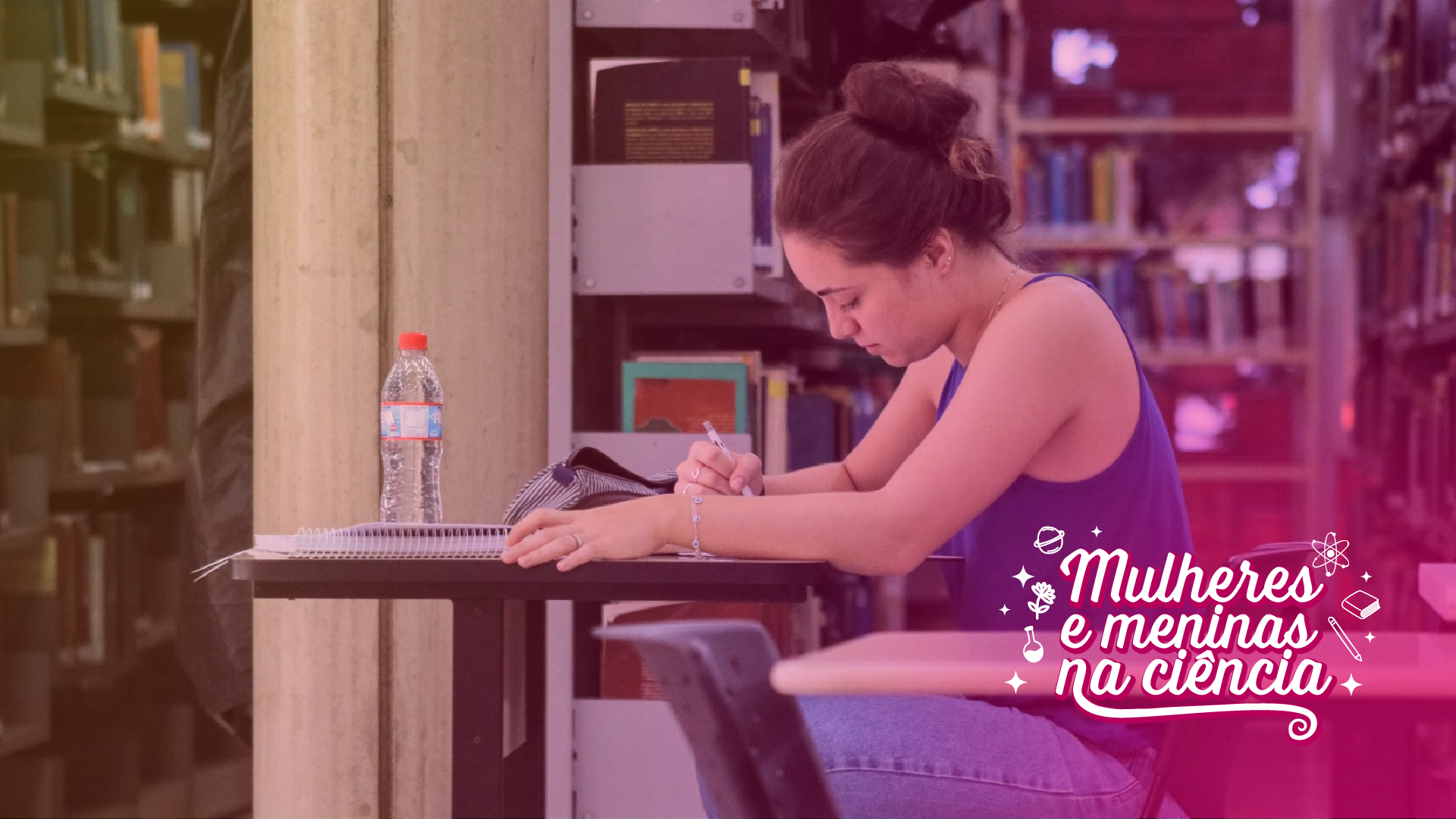 Área de estudo na Biblioteca do Campus Santa Mônica, com uma jovem estudante