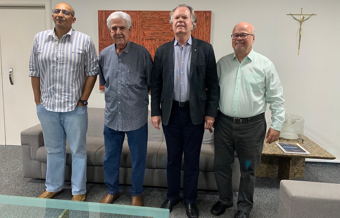 Foto oficial do encontro, com quatro homens perfilados; na ordem, da esquerda para a direita: secretário de Saúde, prefeito de Uberlândia, reitor da UFU e vice-reitor da UFU 