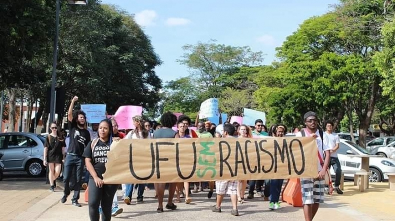 caminhada com faixa escrita: ufu sem racismo