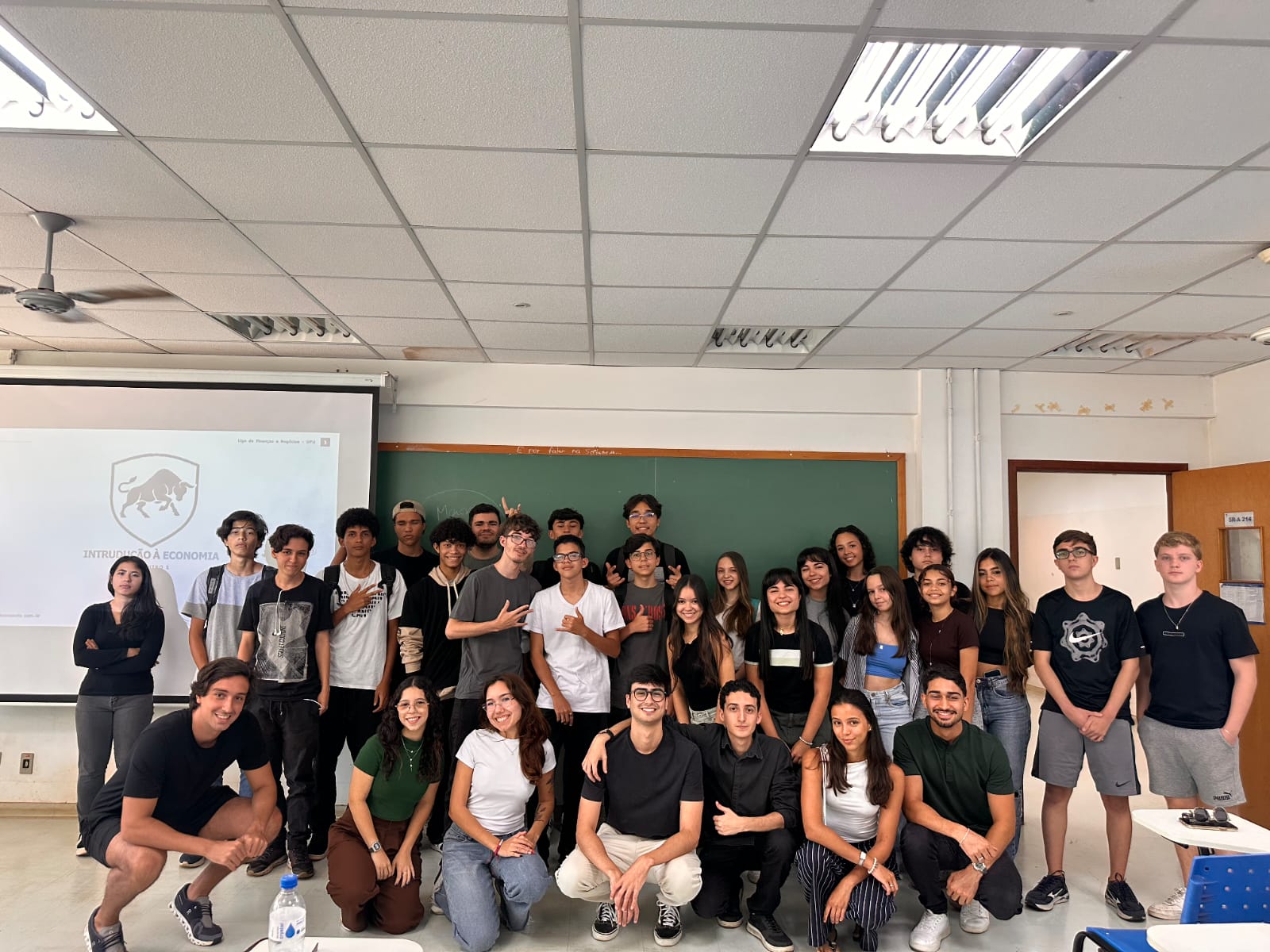 Imagem de um grupo de estudantes, dentro de uma sala de aula. Eles fazem parte da LFN Academy