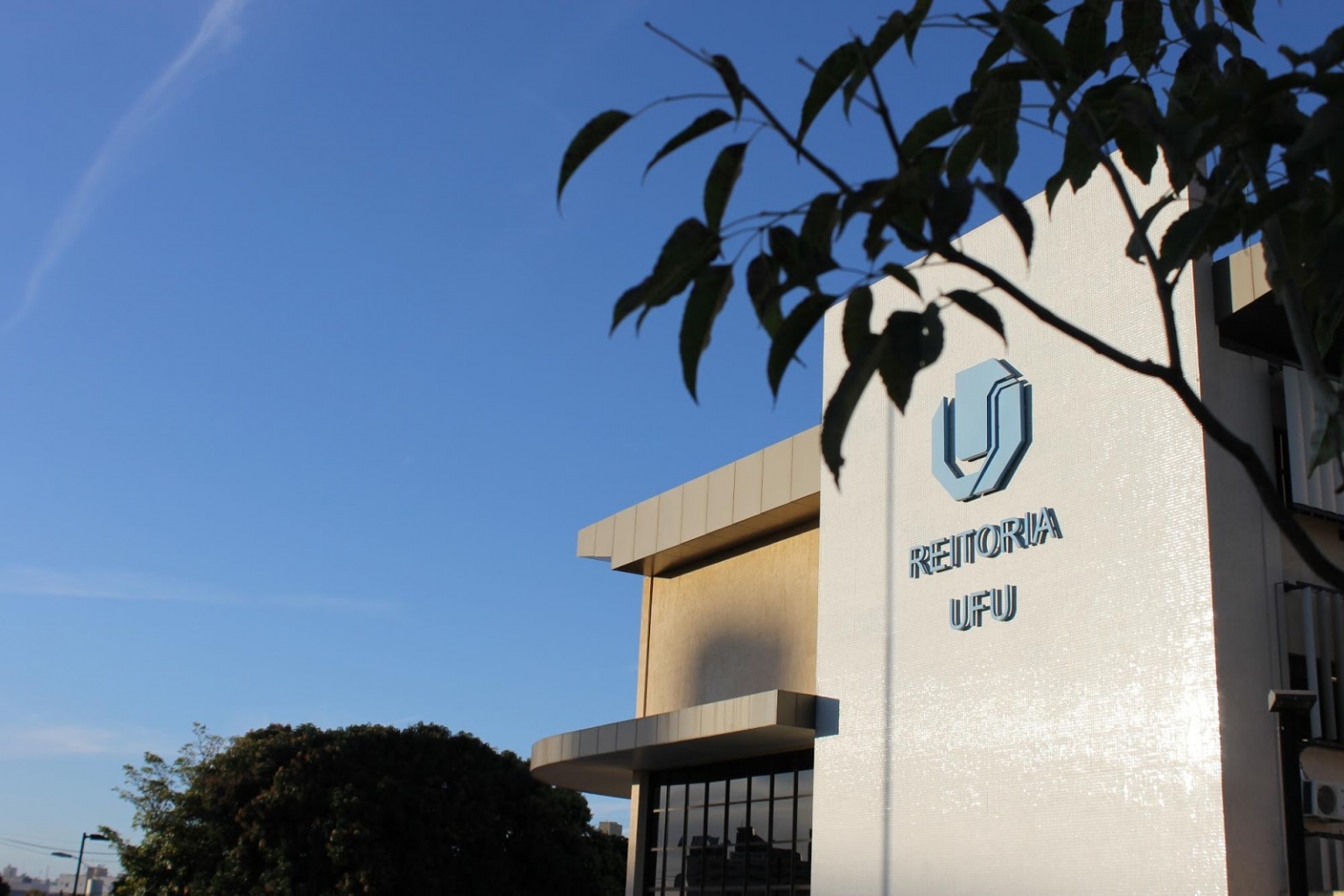 Imagem da fachada da Reitoria da UFU