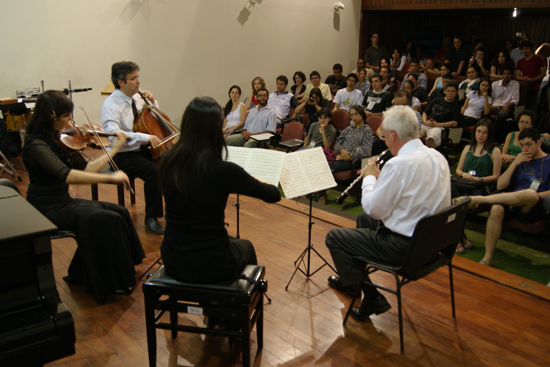 pessoas tocando instrumentos musicais