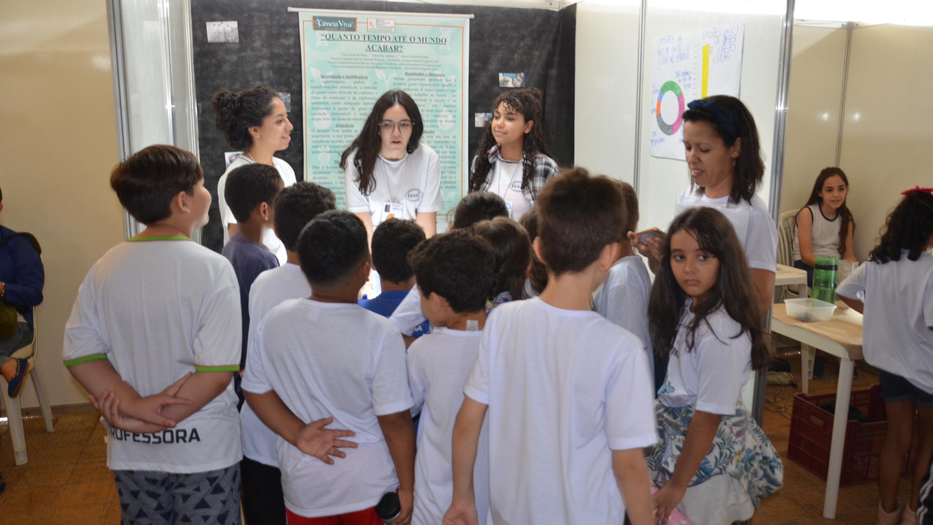 Grupo de crianças assistindo a uma apresentação na edição de 2019 da feira