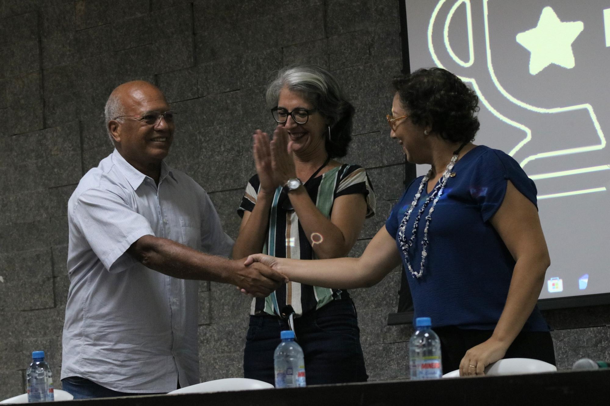 Jaluza Borsatto, Sonia Mansano e Luiz Carlos se cumprimentando. 