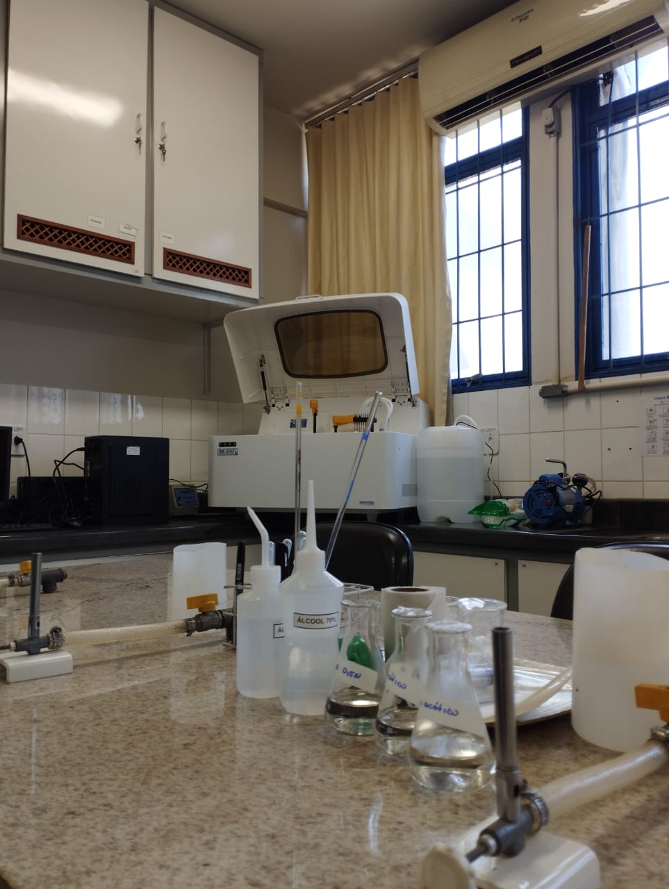 Laboratório de bioquímica com o novo equipamento