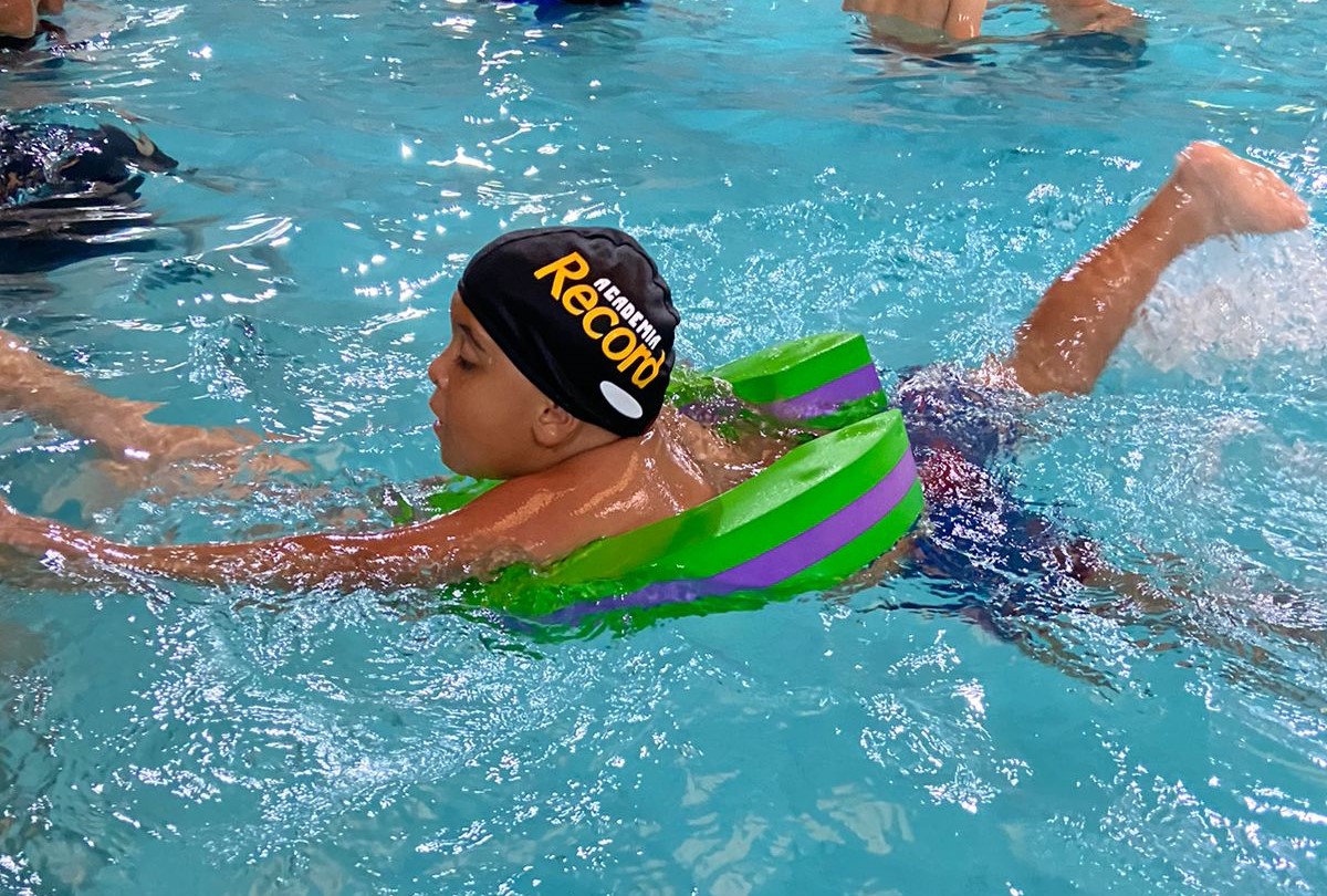 Criança participando das atividades aquáticas fornecidas pelo PAPD