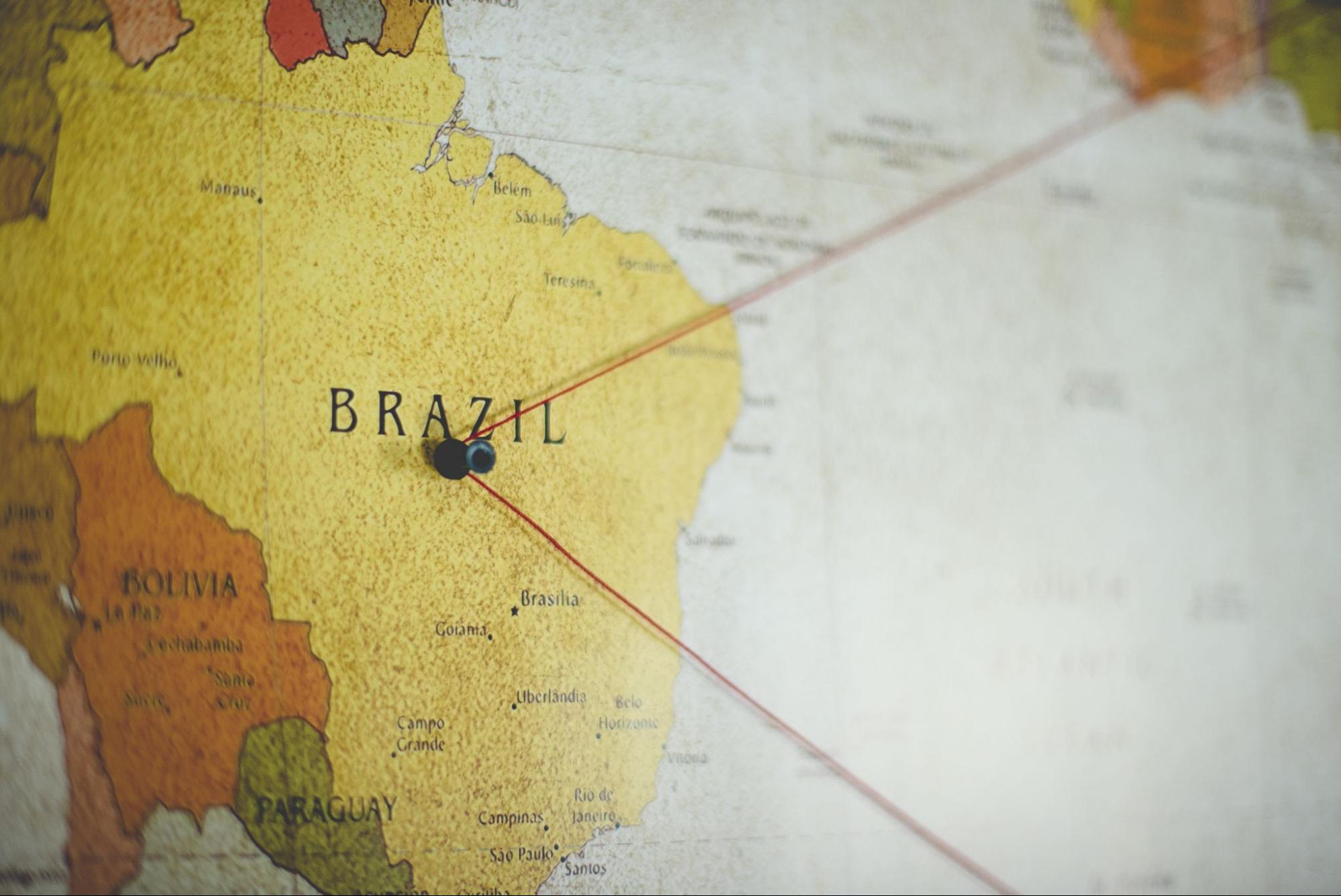 Ilustração do mapa mundi com marcadores ligando o Brasil a outros países