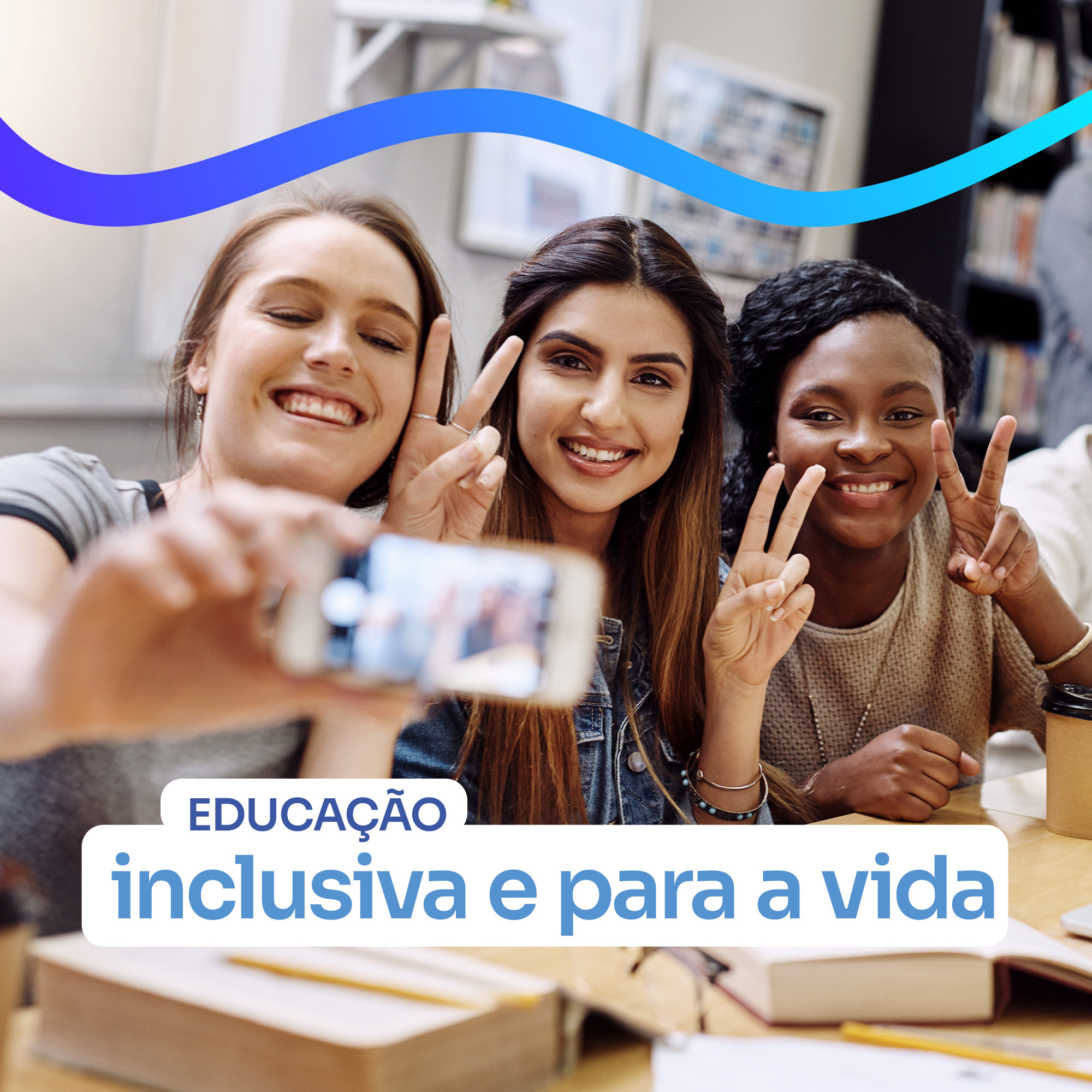 Imagem de três jovens sorrindo e posando para uma selfie; inscrição 'educação inclusiva e para a vida'