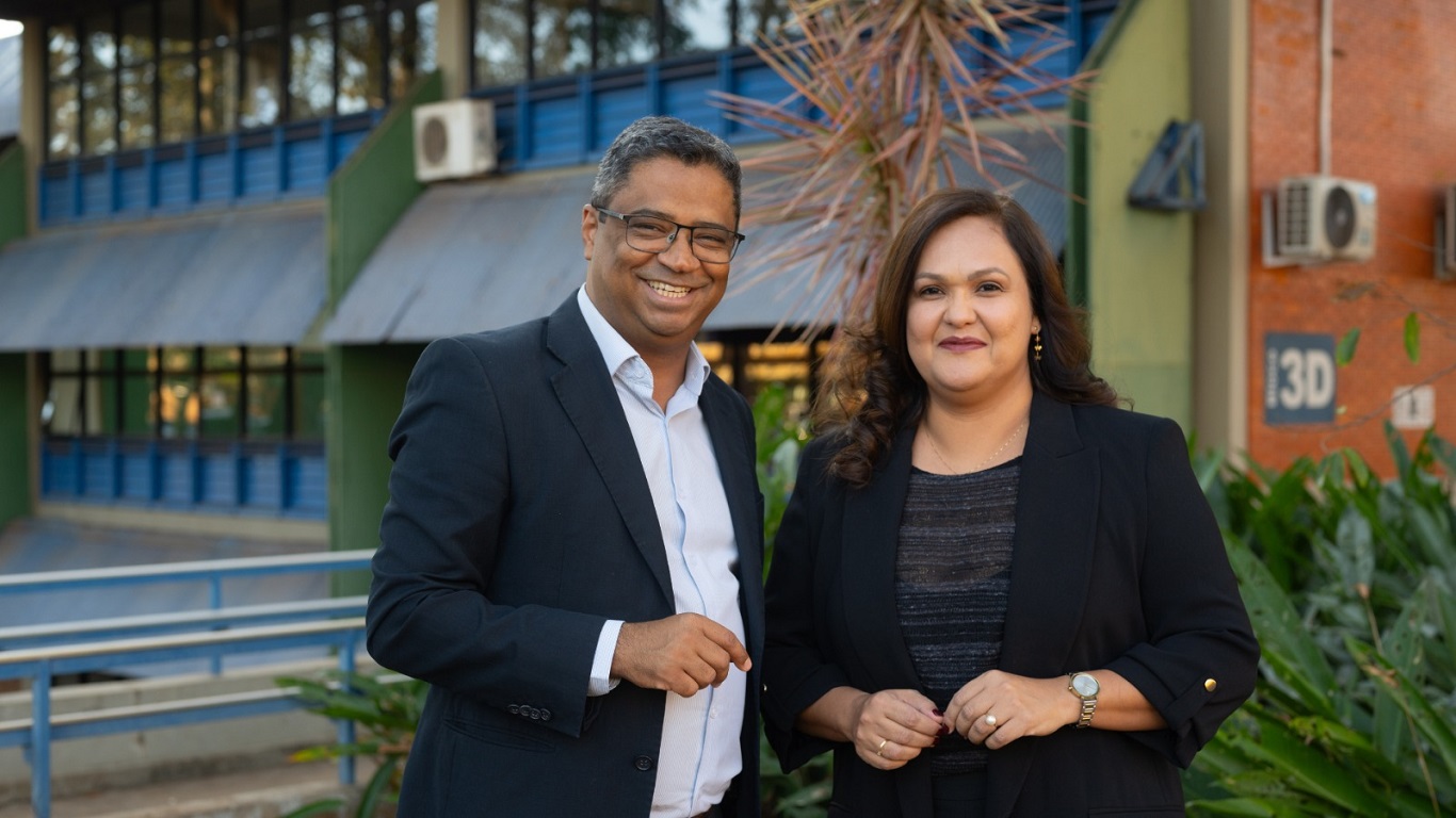 Foto de Helder Eterno e Fabiola Gomes na parte interna do Campus Santa Mônica