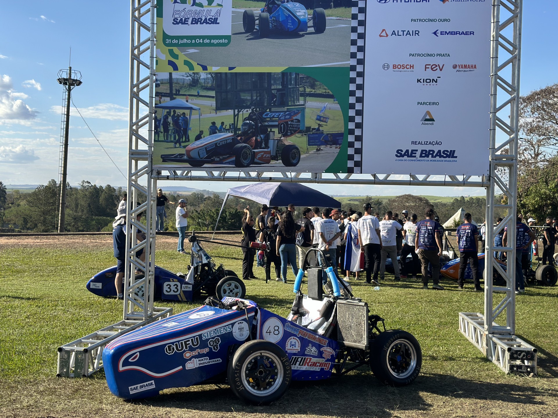 Foto do carro apresentado pela equipe da UFU no evento