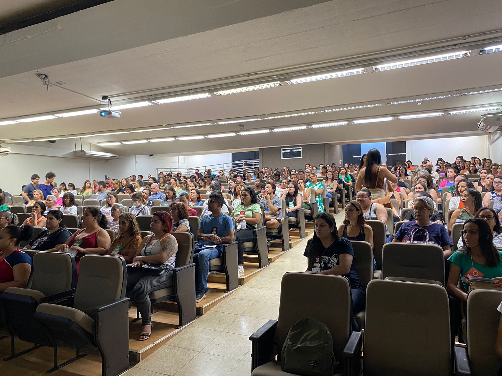 Imagem de professores em um auditório