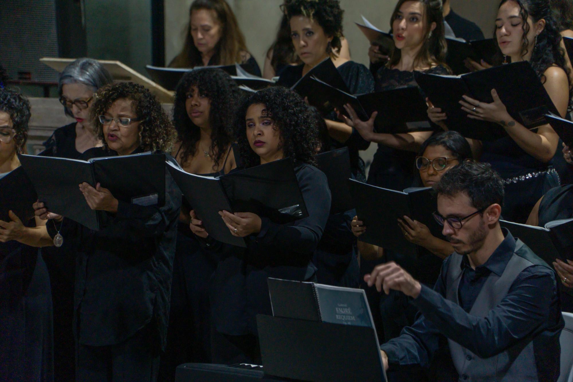 Foto Jôfre Goulart ao piano com o coral