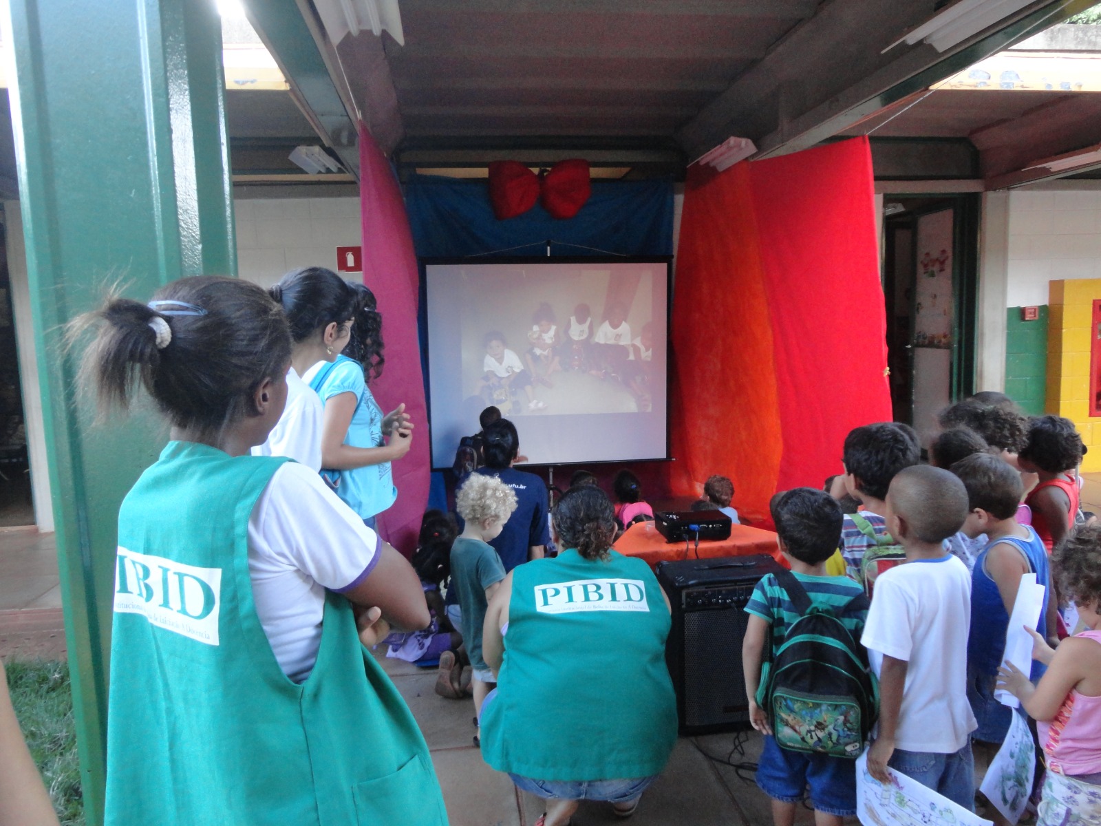 Foto de crianças em um projeto na escola