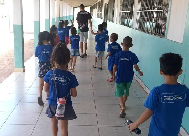 Foto de alunos em uma escola