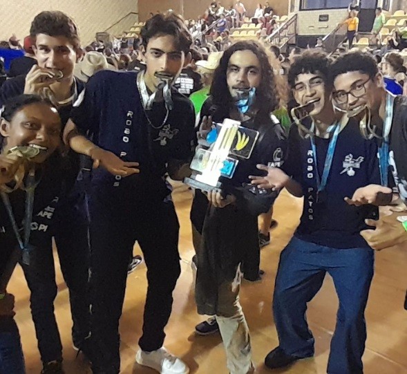 Equipe RoboPatos com troféu